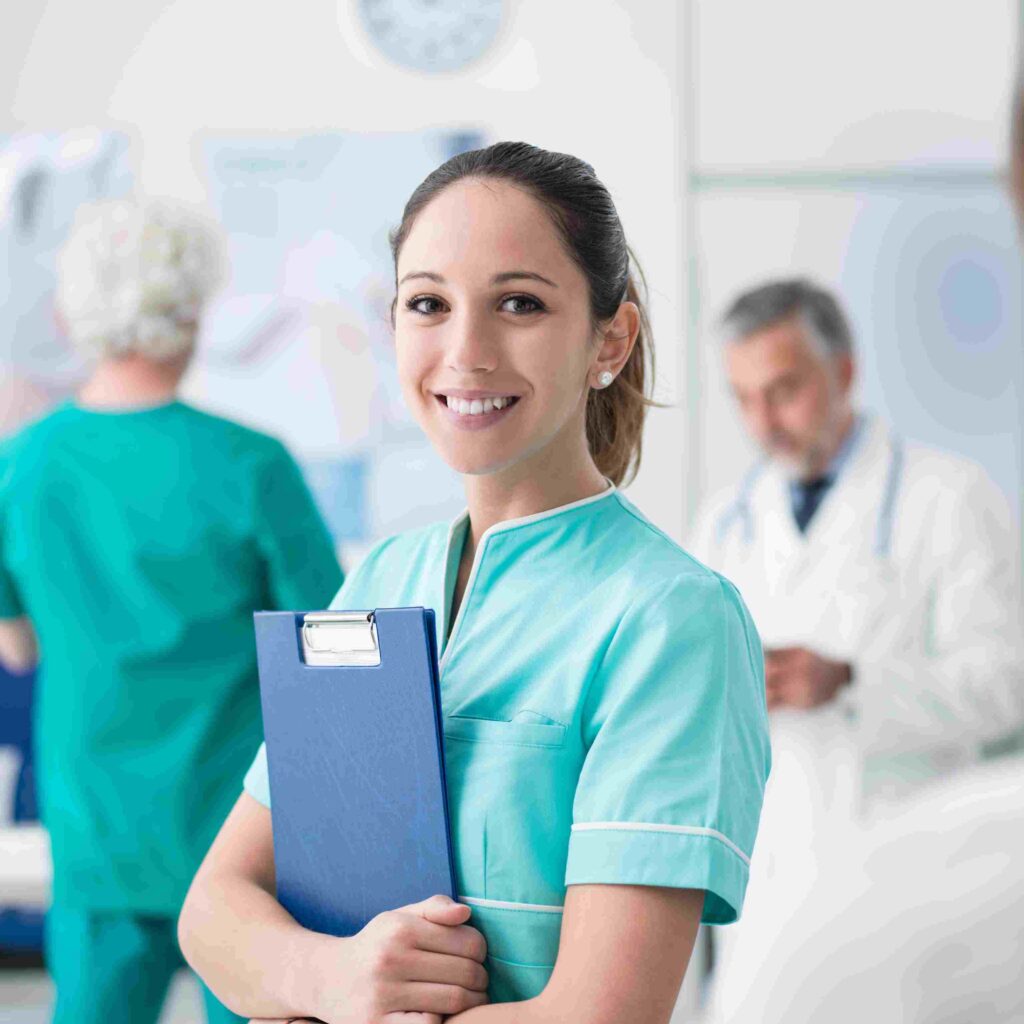 Lächelnde Physiotherapeutin mit Unterlagen