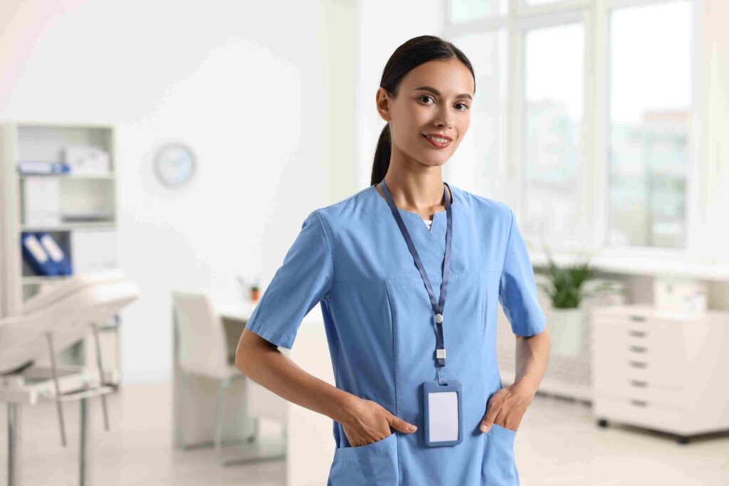Pflegekraft in blauer Uniform mit Namensschild – Personalvermittlung Pflegeberufe mit DIH PflegeDirekt.