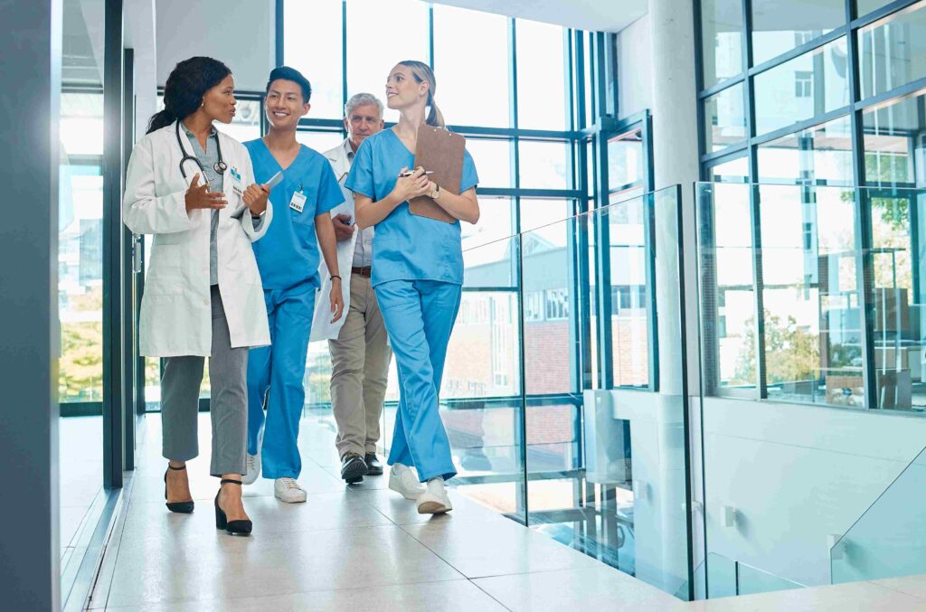 Ein Team aus Pflegekräften und Ärzten im Gespräch – DIH PflegeDirekt zeigt den Vermittlungsprozess für qualifiziertes Pflegepersonal.