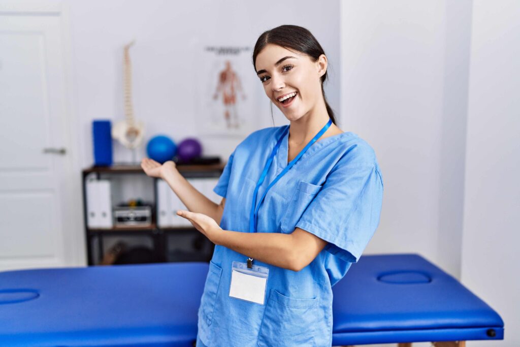 Junge Ergotherapeutin präsentiert eine Praxis, vermittelt durch DIH PflegeDirekt für deutsche Kliniken und Praxen.