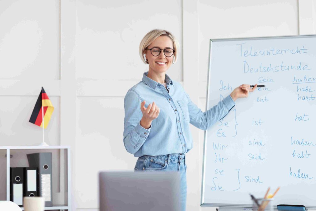 Deutschlehrerin erklärt Grammatik im Online-Unterricht, entscheidend für Ergotherapeuten in Deutschland.