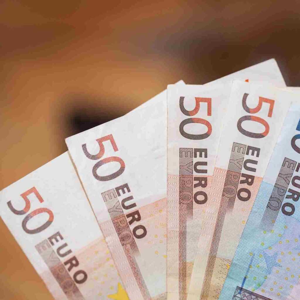 Physiotherapeut Gehalt 2025 – Verdienstmöglichkeiten in Deutschland mit Euro-Banknoten