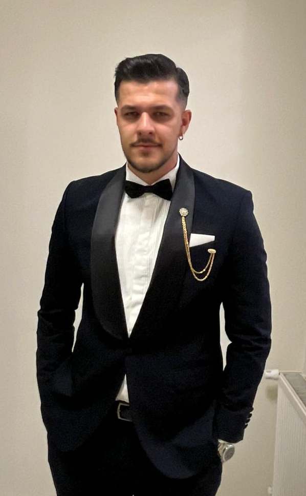 Physiotherapeut Halil im eleganten Anzug – erfolgreich nach Offenburg vermittelt.