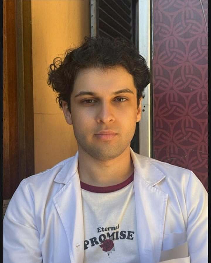 Physiotherapeut Mehmet im weißen Kittel – junger Therapeut mit erfolgreichem Berufsstart in Soltau.