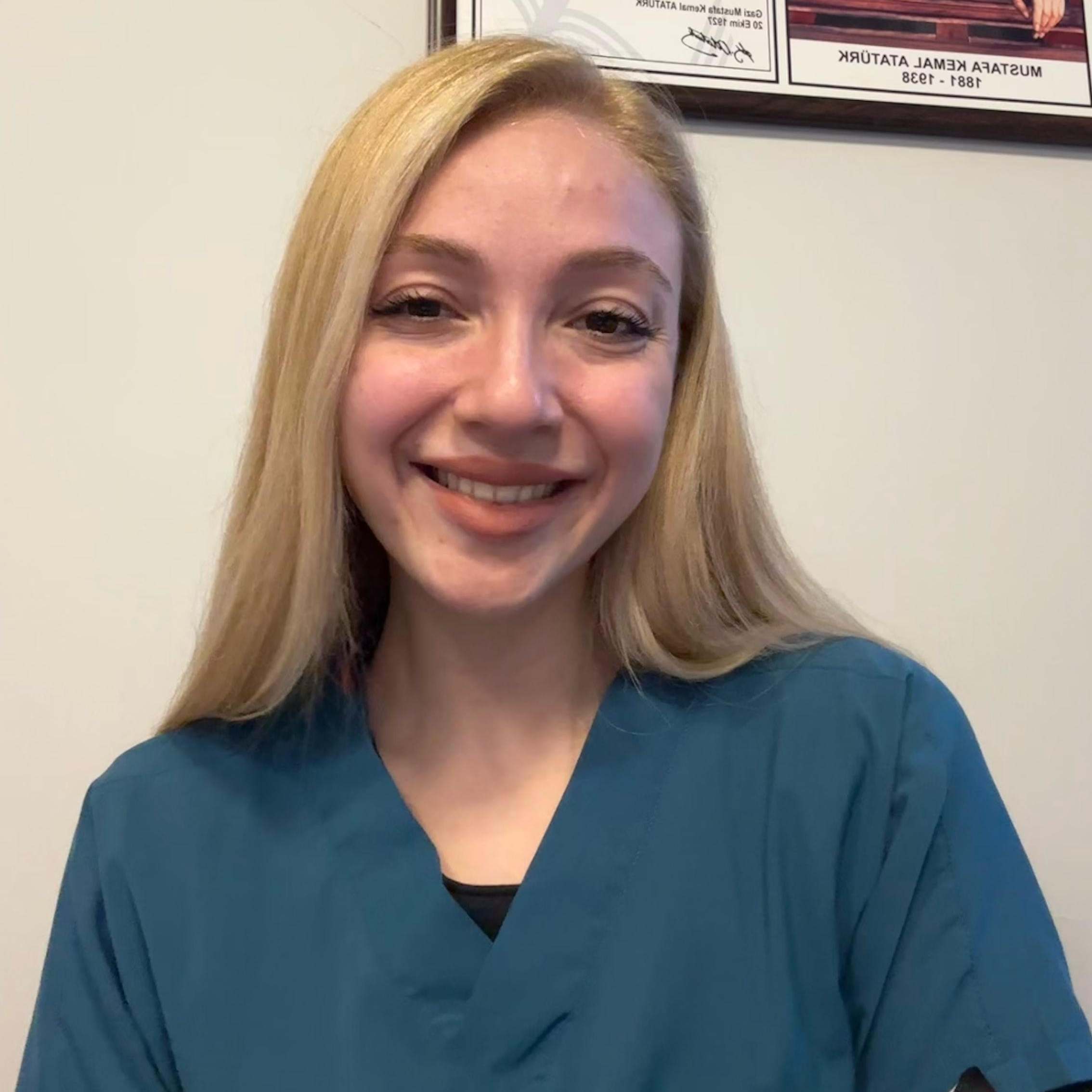 Physiotherapeutin Ayşe erfolgreich durch DIH ProPhysio nach Heigenbrücken vermittelt und beruflich gestartet.