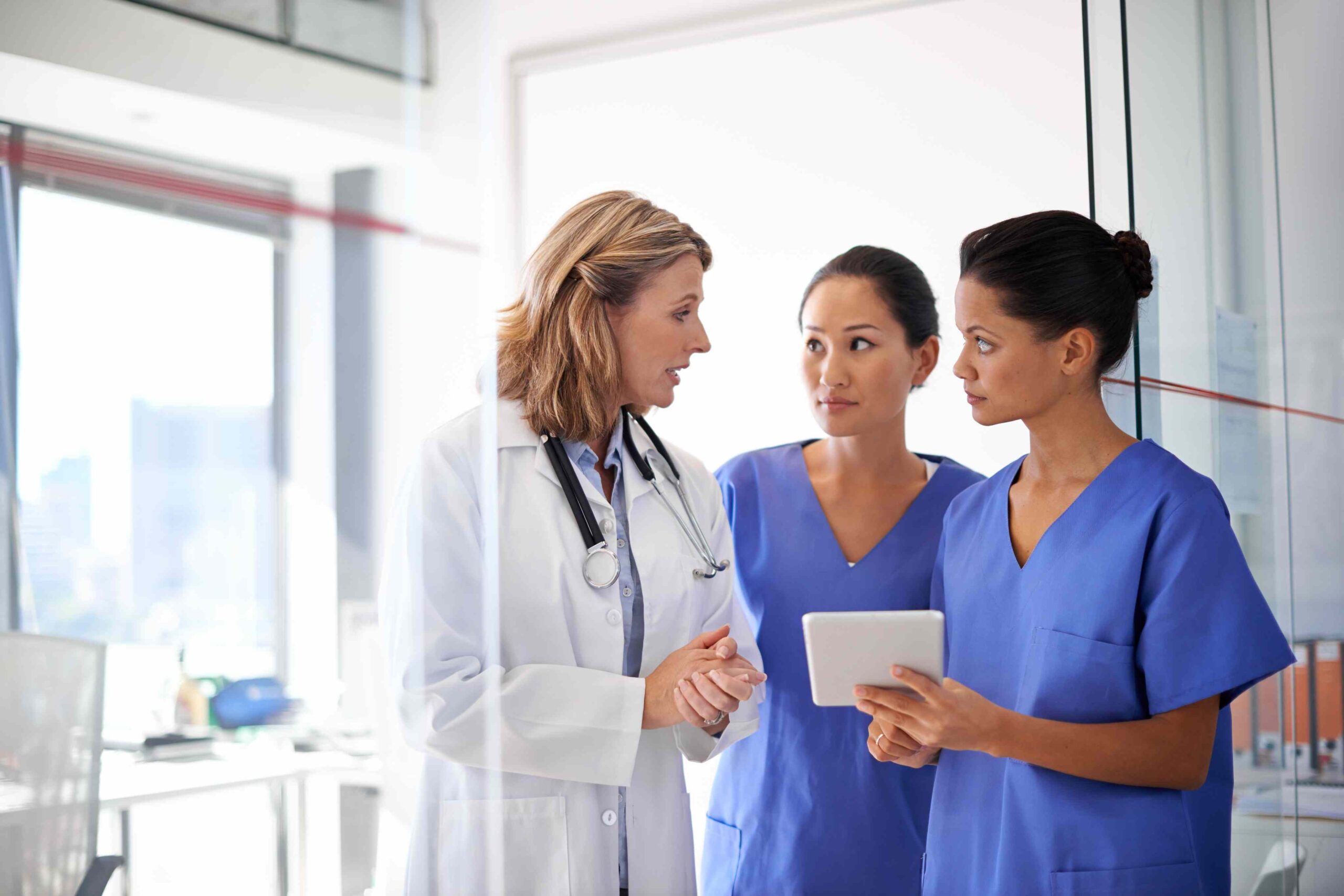 Pflegefachkräfte im Teamgespräch zur Einsatzplanung