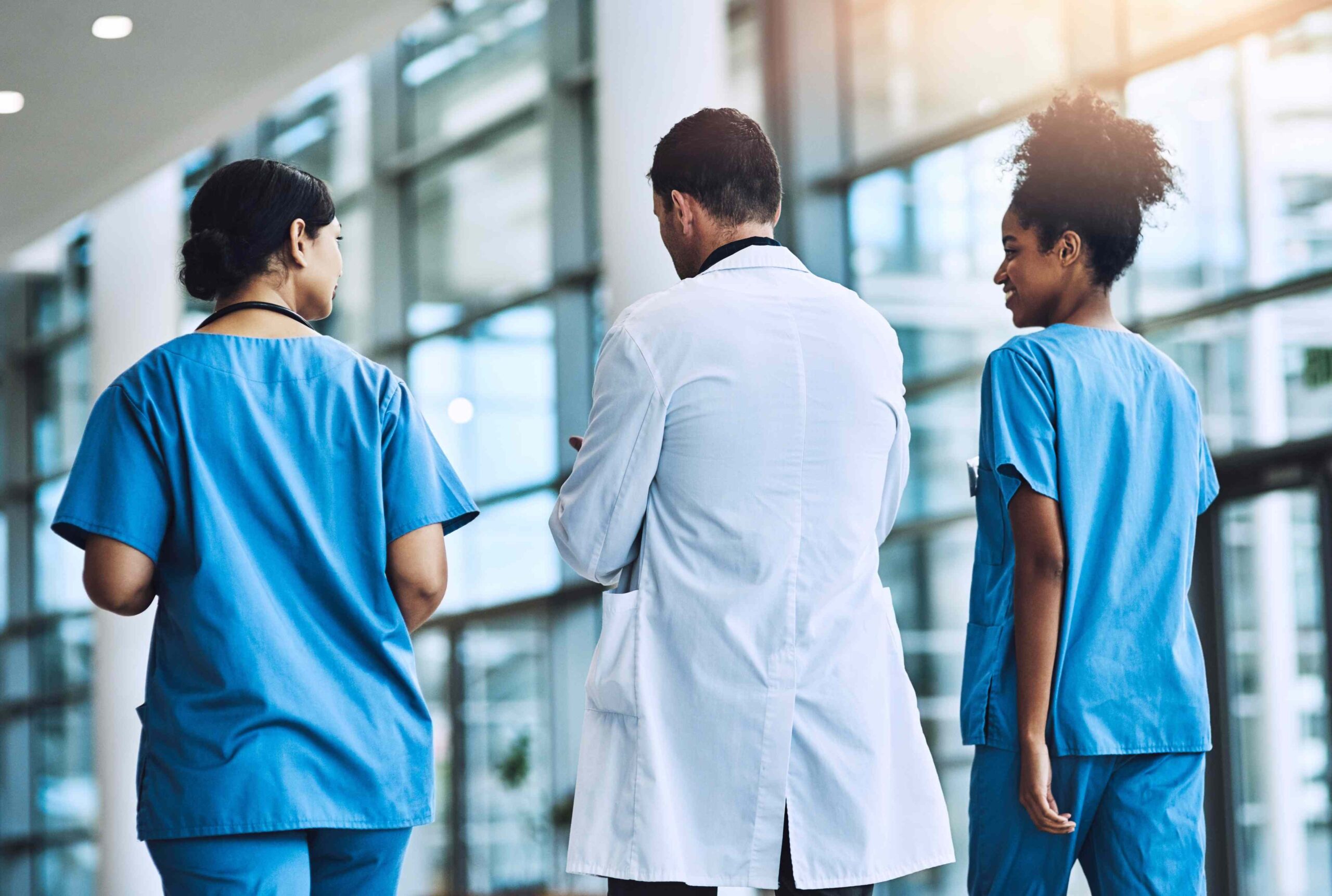 Pflegefachkräfte und Leitung im Gespräch – Planung von Personal und Schichten