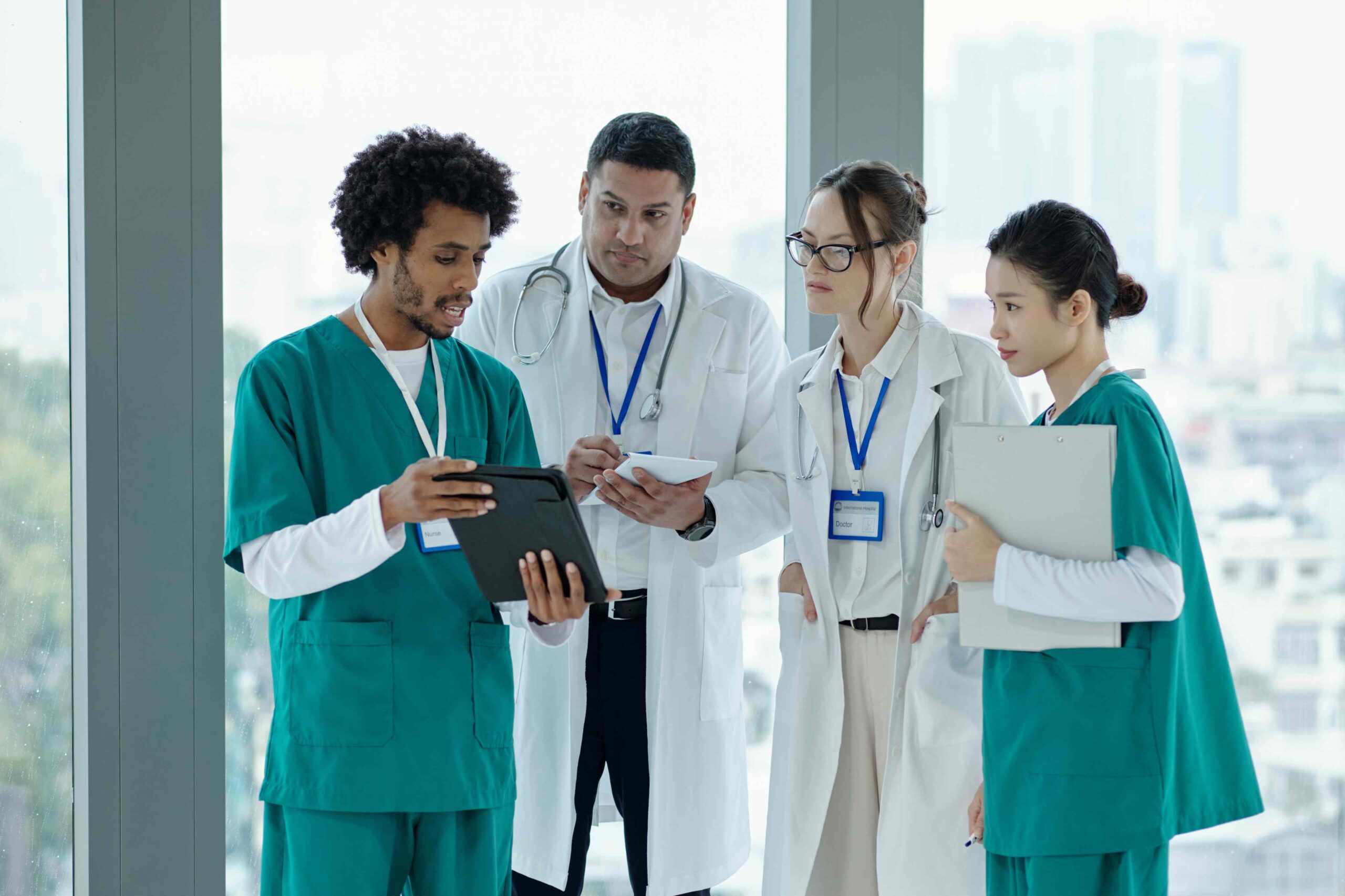 Teammeeting in der Pflege: Pflegefachkräfte und Leitung besprechen den Dienstplan