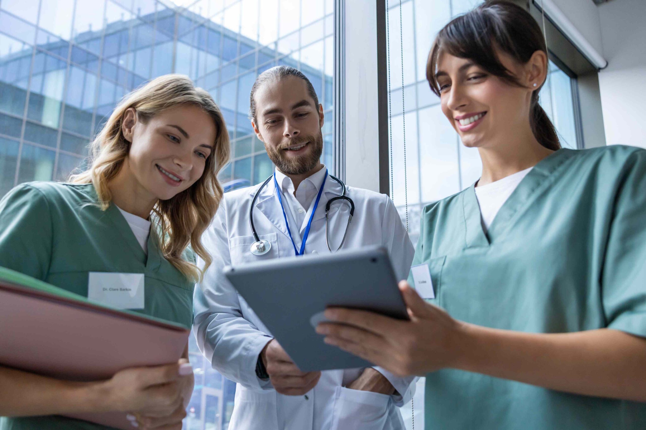 Teammeeting im Klinikalltag: Ärztinnen und Ärzte besprechen die nächsten Schritte