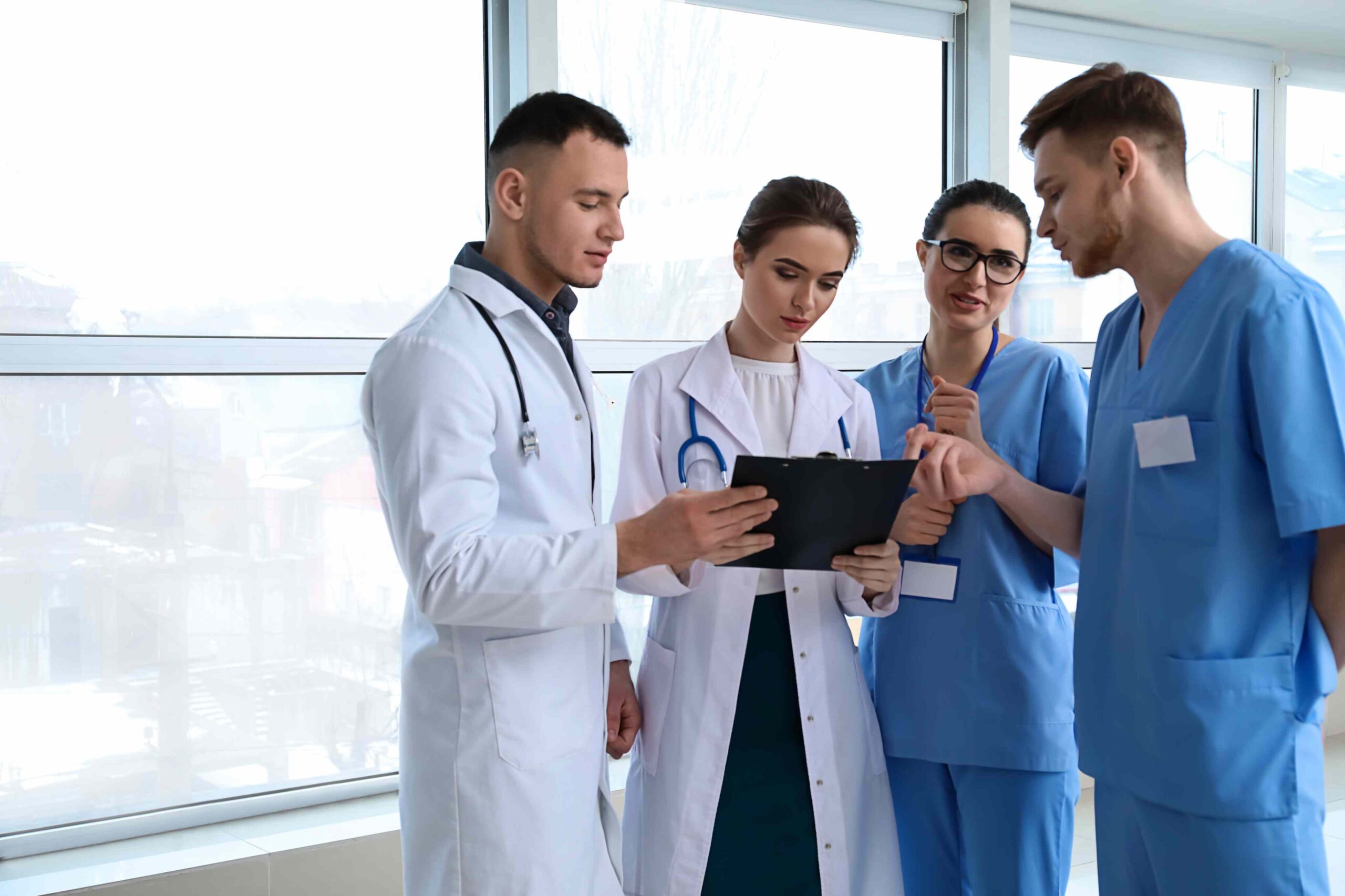 Teammeeting in der Pflege: Pflegefachkräfte und Leitung besprechen den Dienstplan