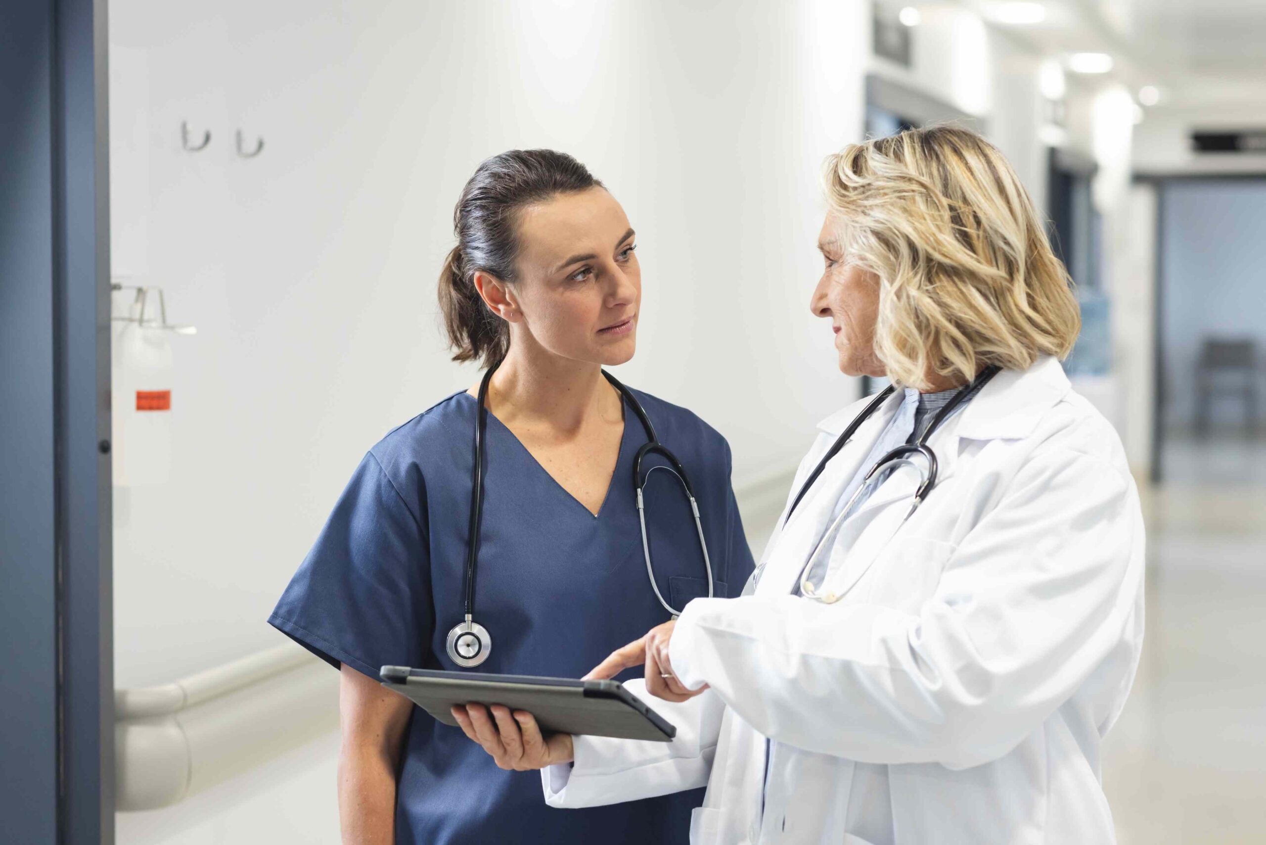 Pflegefachkräfte im Teamgespräch – strukturierte Einsatzplanung