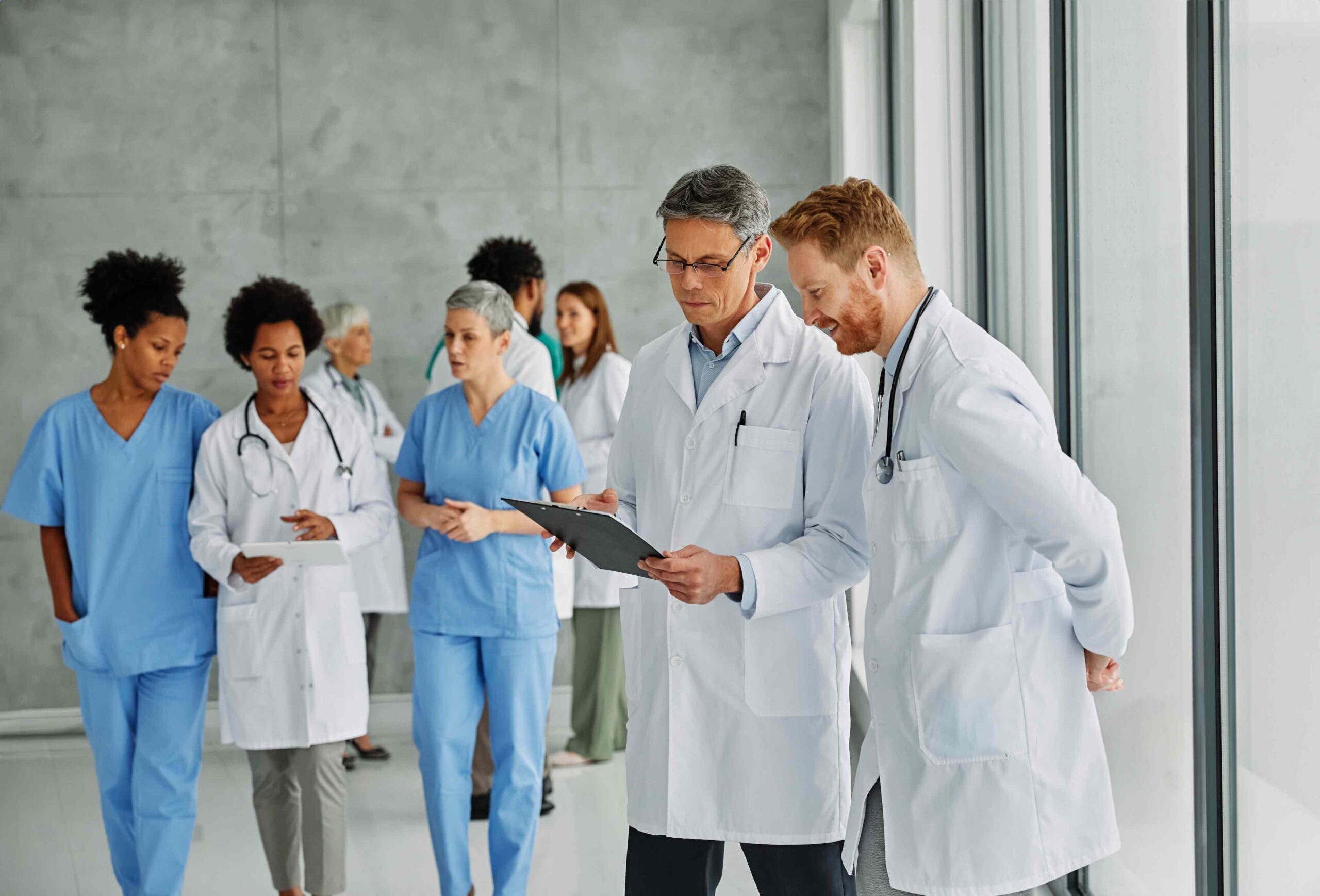 Pflegefachkräfte und Stationsleitung besprechen die Einsatzplanung