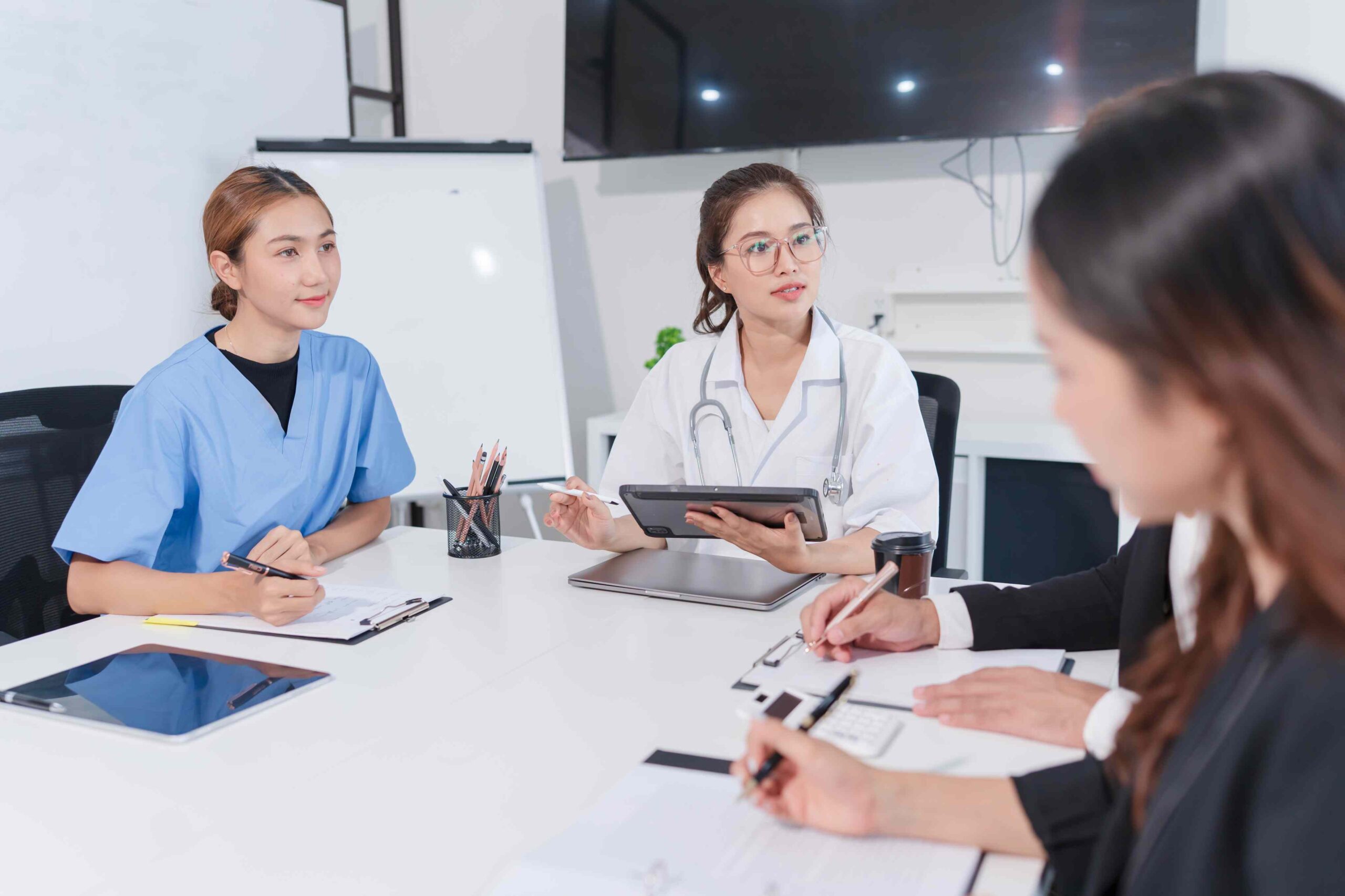 Übergabe in der Pflege: Team stimmt sich zur Versorgung ab