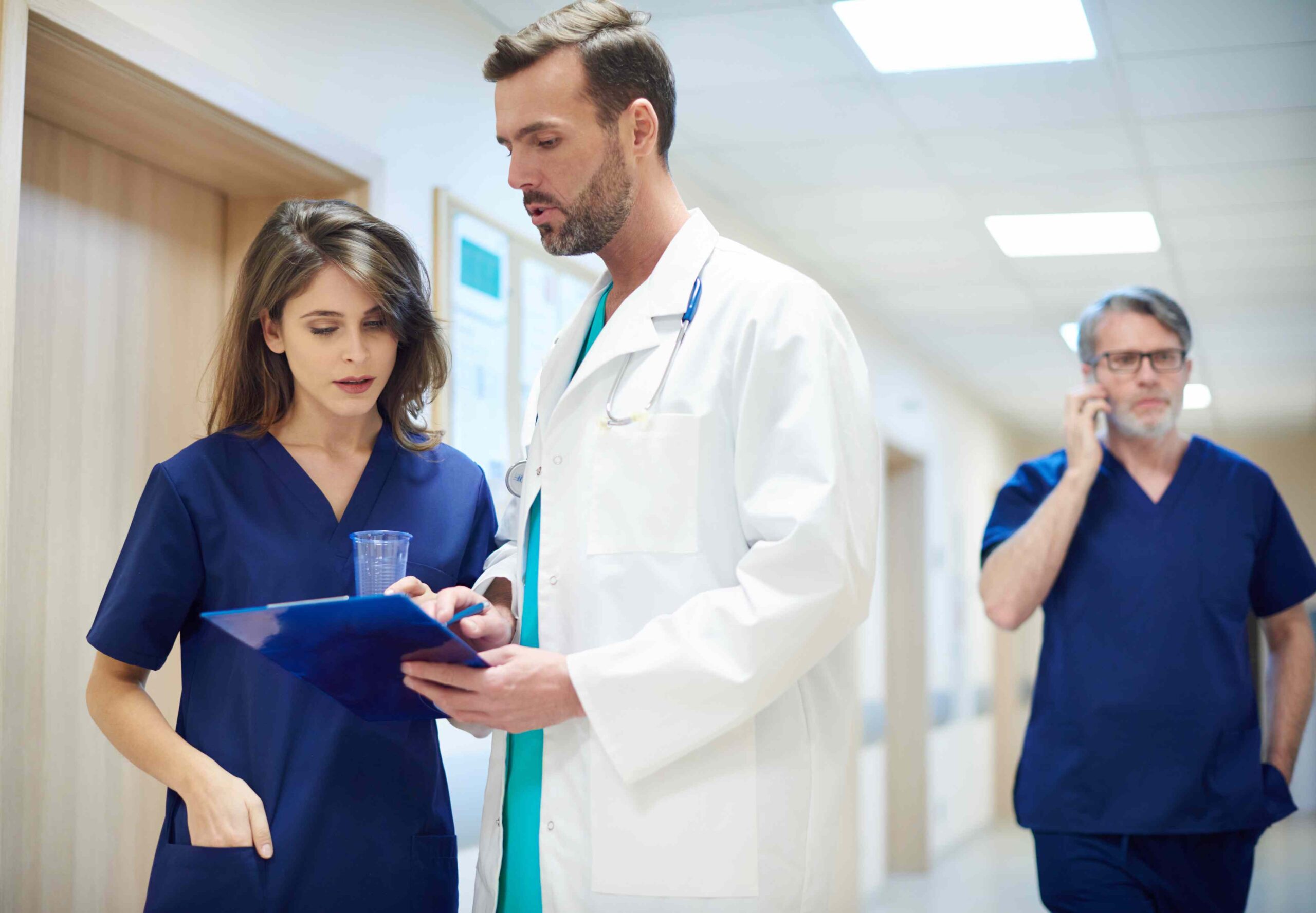 Teammeeting in der Pflege: Pflegefachkräfte und Leitung besprechen die Dienstplanung in Landshut