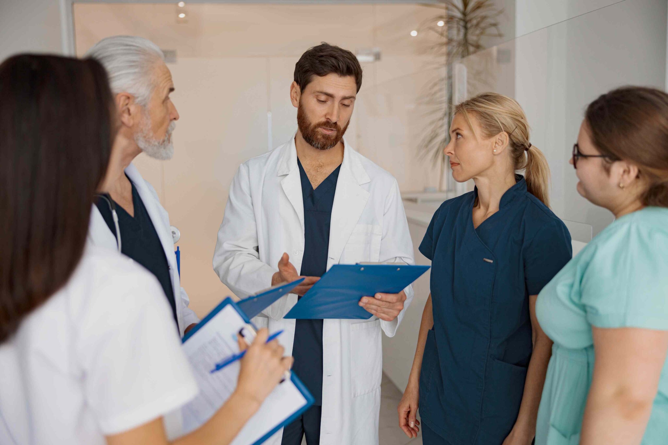 Übergabe in der Pflege: Team stimmt sich zur Versorgung ab