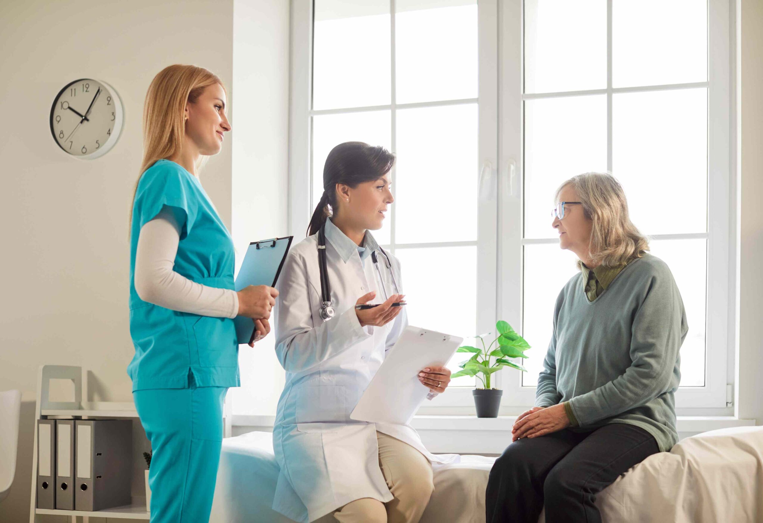 Pflegefachkräfte im Teamgespräch – strukturierte Einsatzplanung