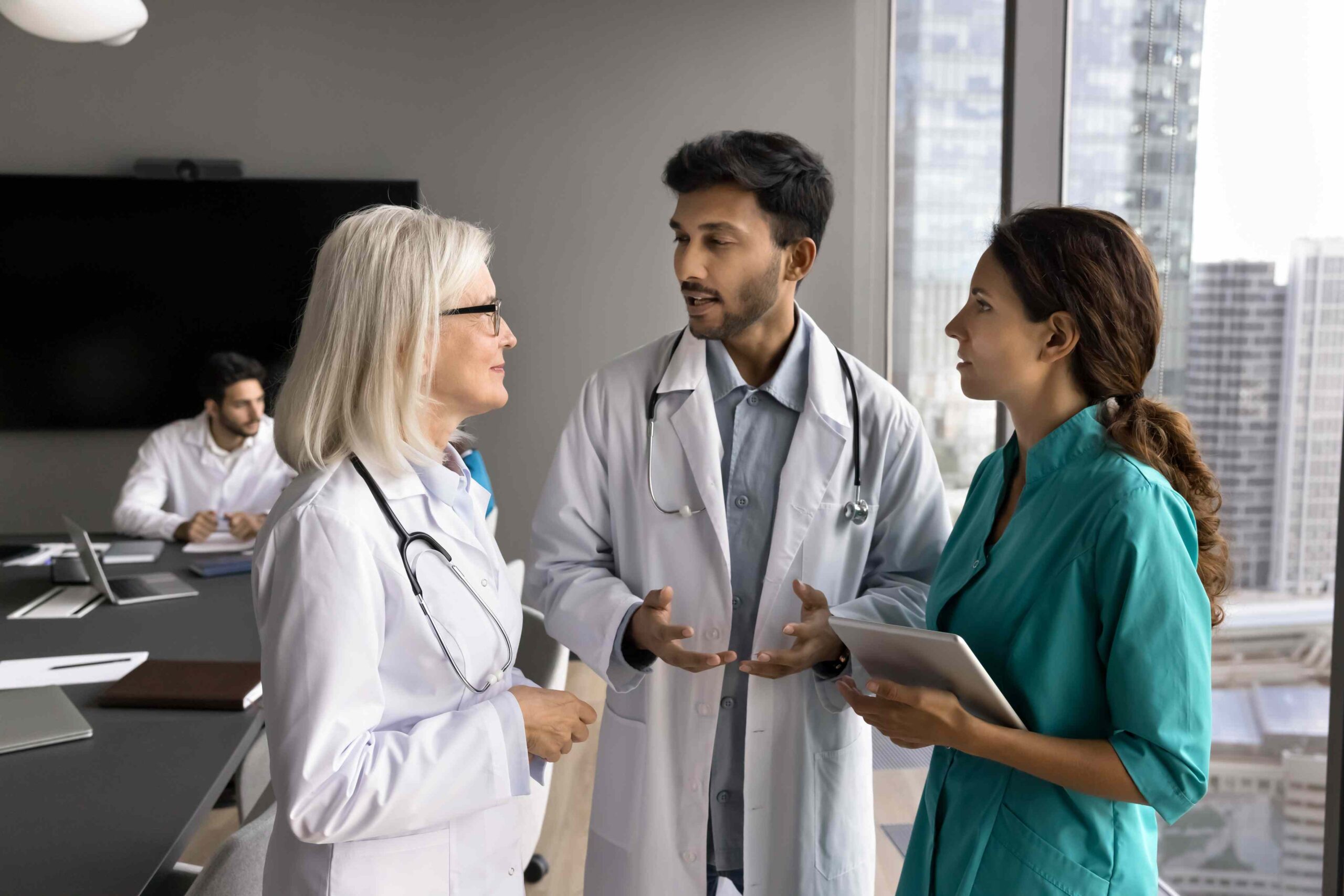 Teammeeting im Klinikalltag: Pflegefachkräfte stimmen sich ab