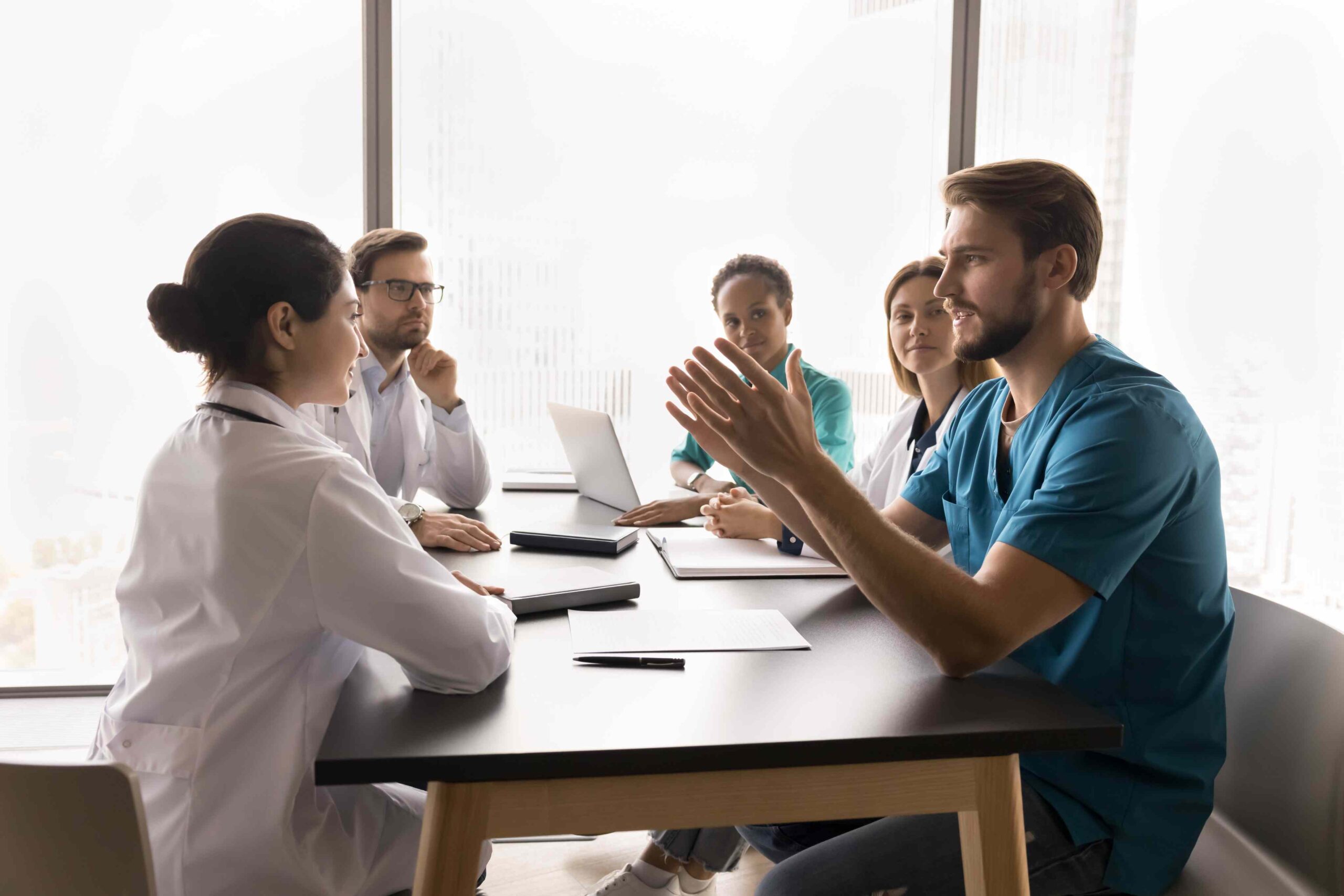 Pflegefachkräfte und Stationsleitung besprechen die Einsatzplanung