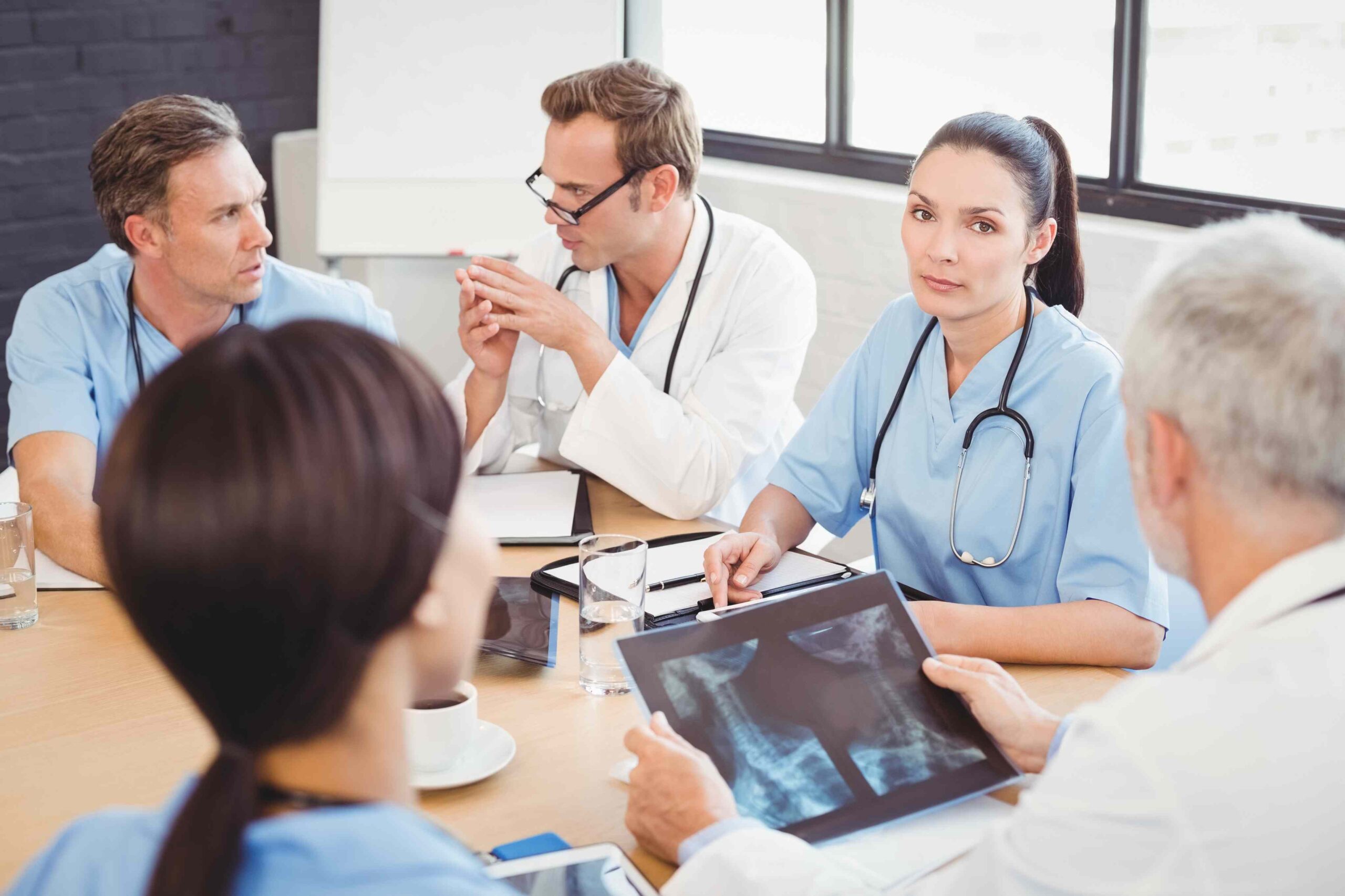 Pflegefachkräfte und Leitung besprechen die Dienstplanung