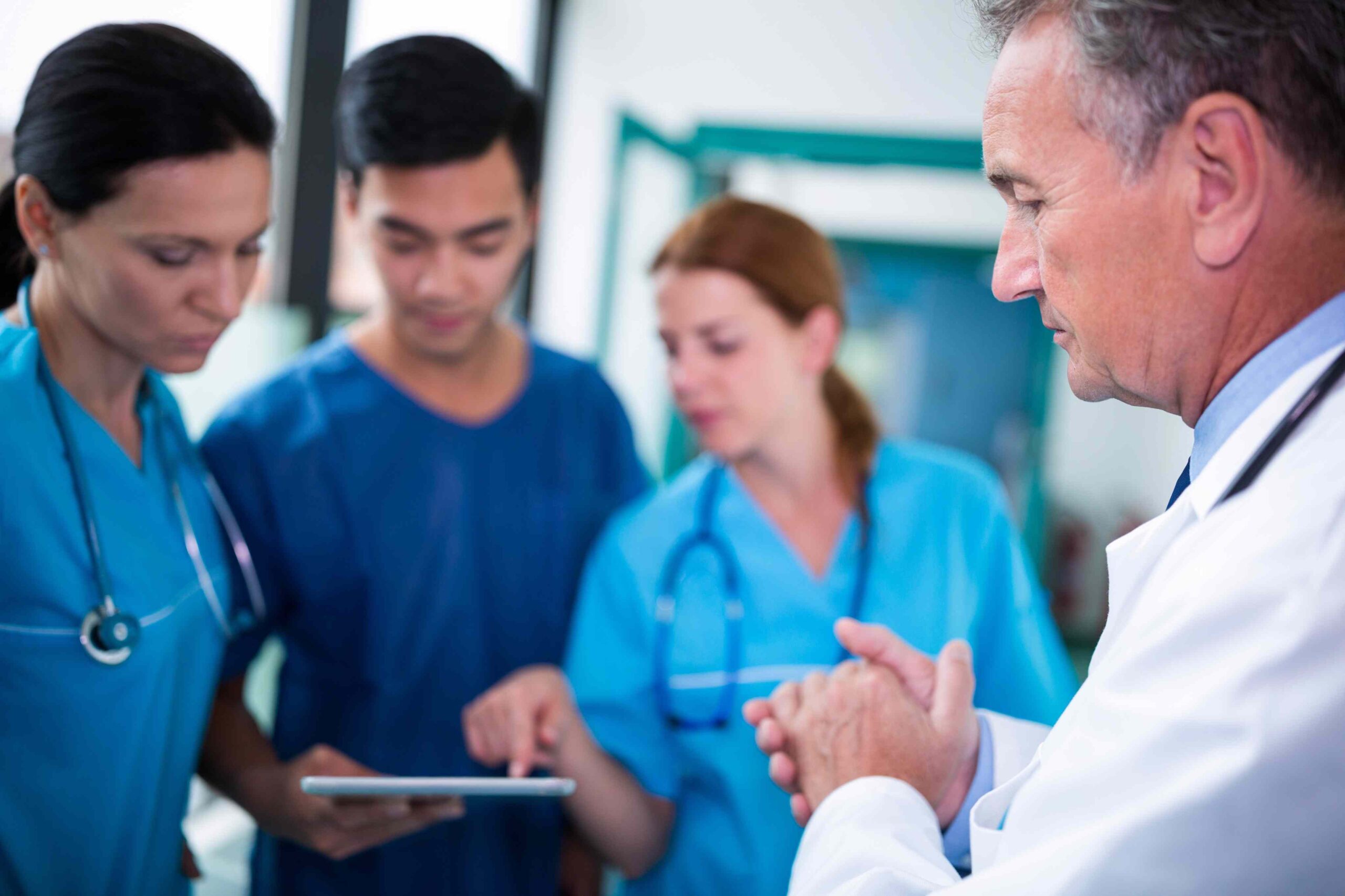 Übergabe in der Pflege: Team stimmt sich zur Versorgung ab