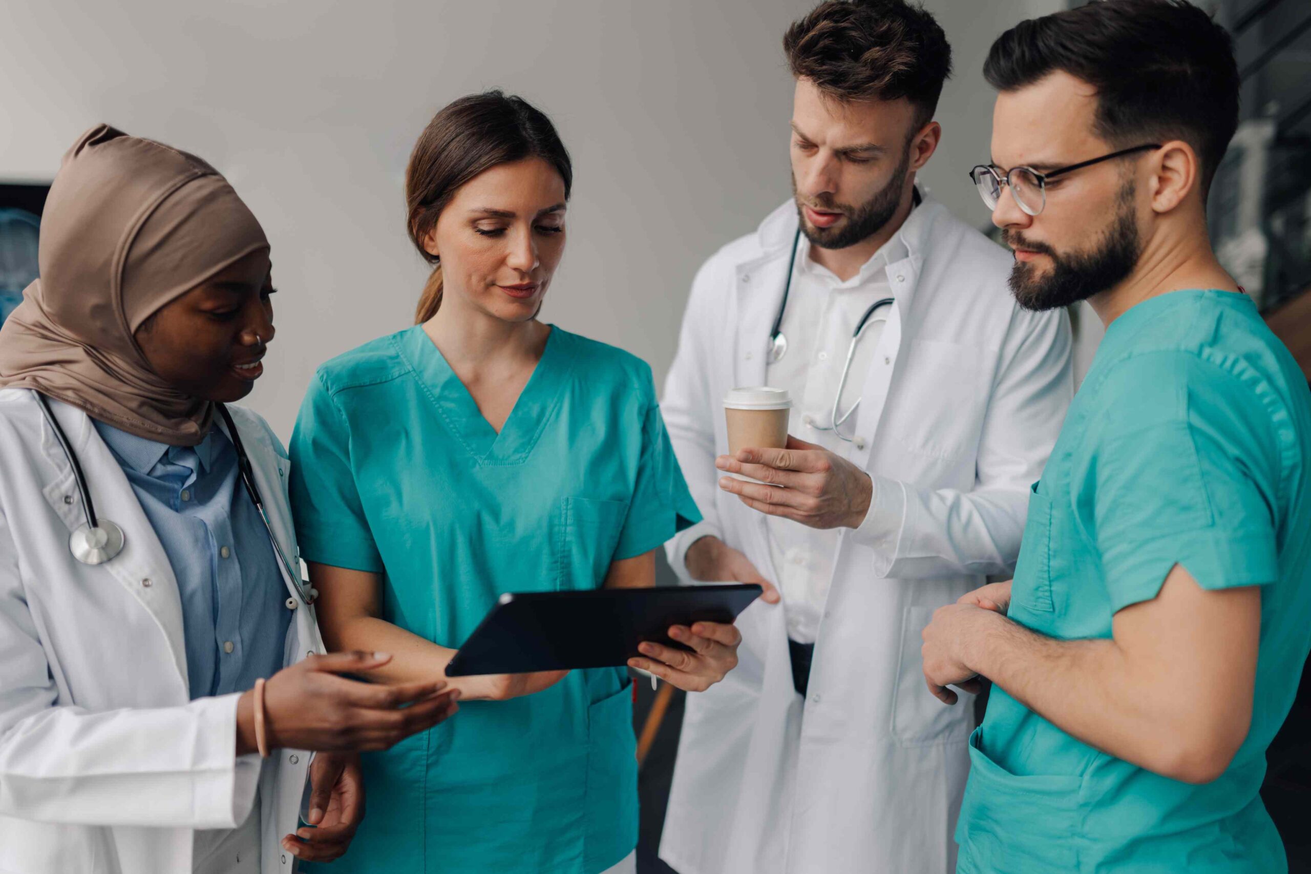 Pflege‑Teammeeting: Abstimmung zu Dienstplan und Einarbeitung