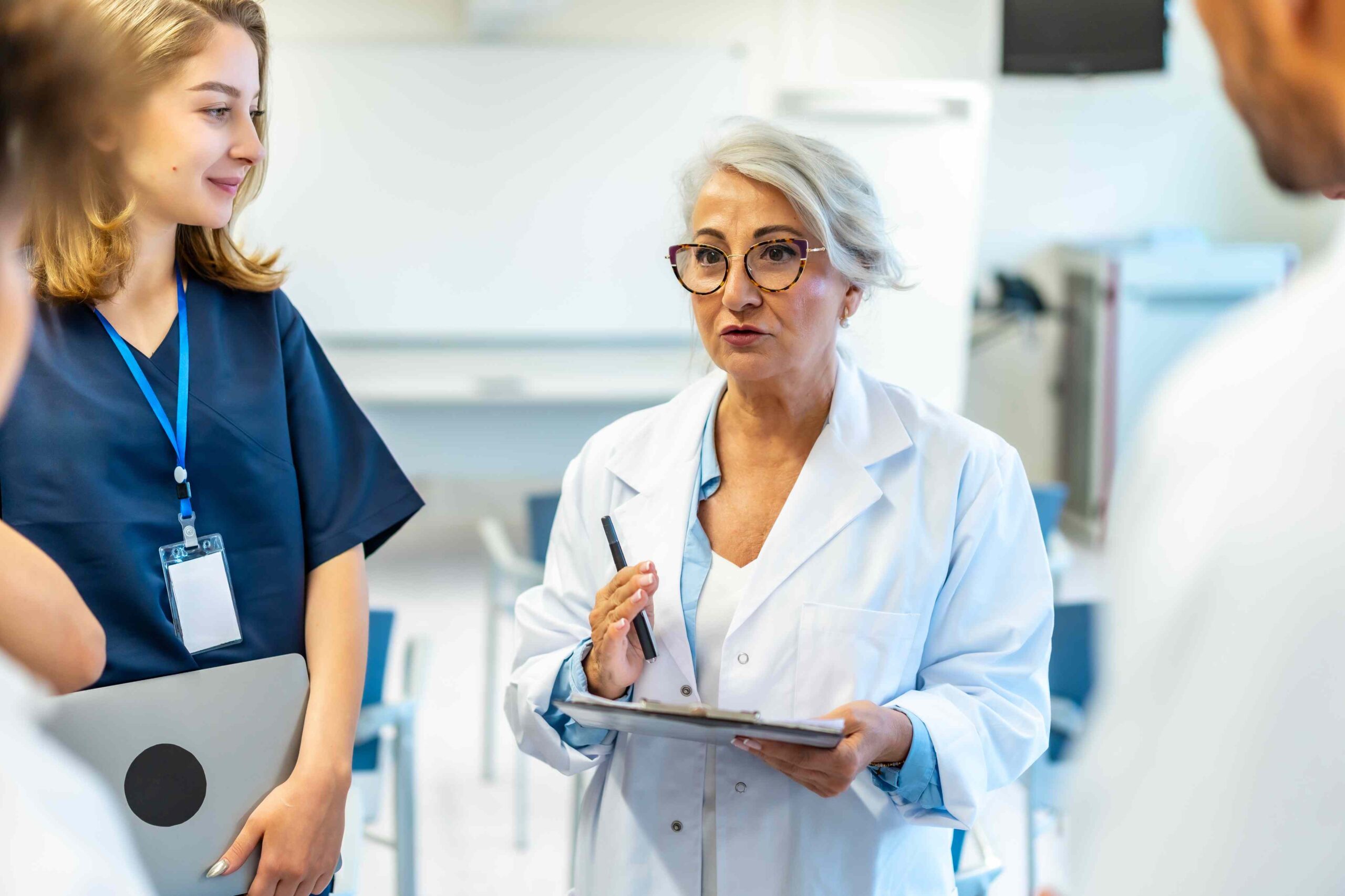 Pflegefachkräfte im Teamgespräch – strukturierte Einsatzplanung