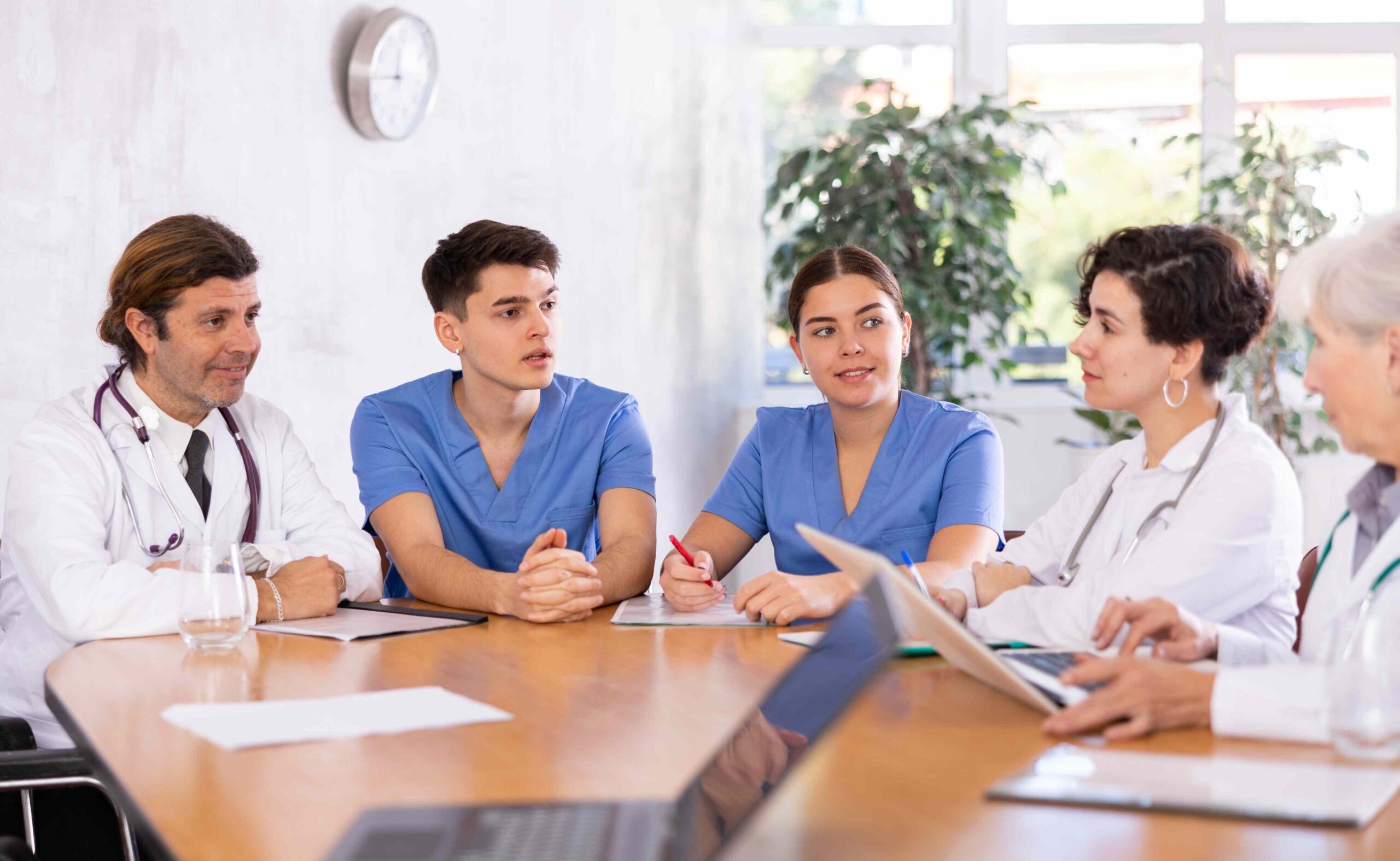 Pflegefachkraft im Gespräch mit Pflegedienstleitung in stationärer Pflege