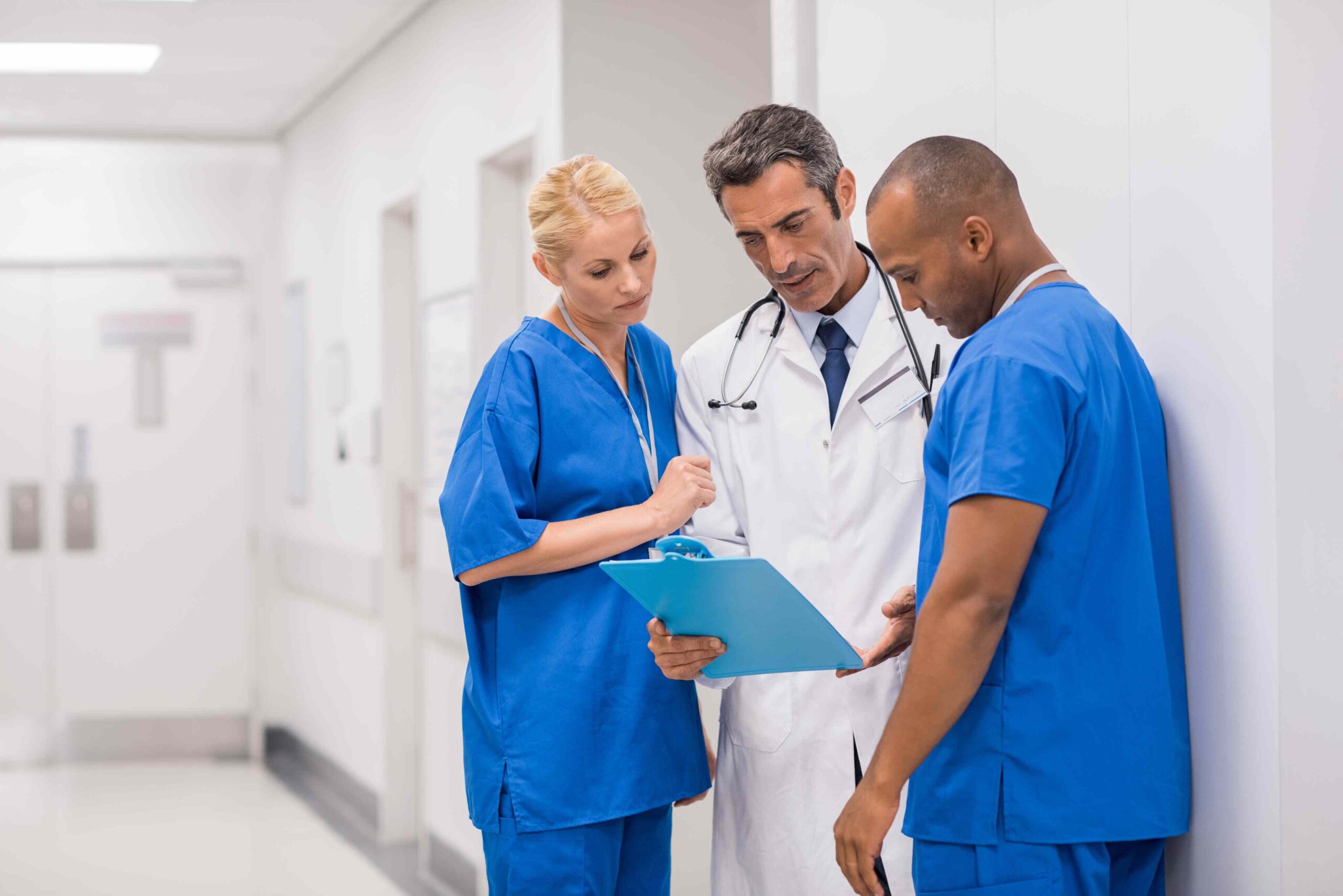 Teammeeting in der Pflege: Pflegefachkräfte und Leitung besprechen die Dienstplanung