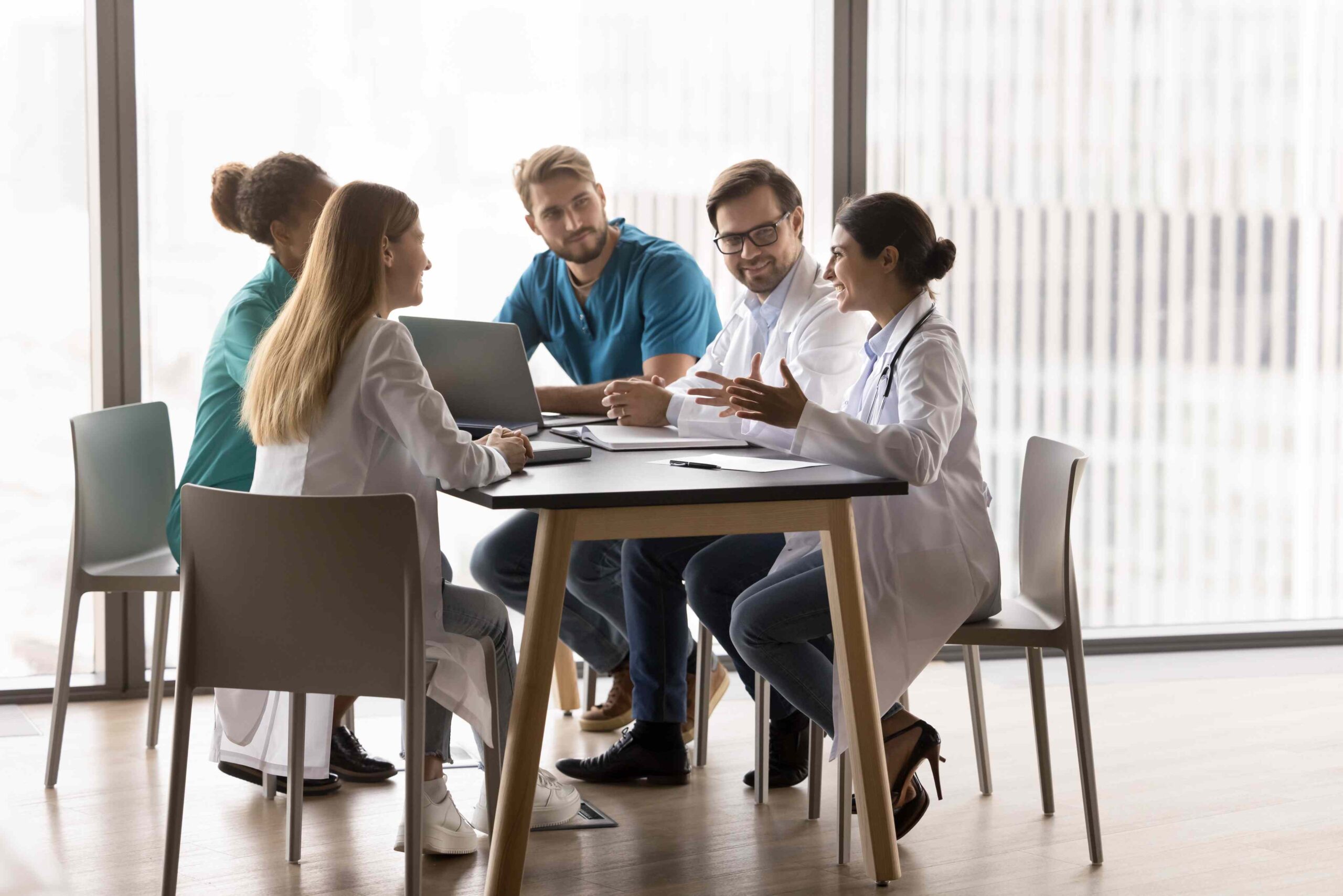 Pflege‑Teammeeting: Abstimmung zu Dienstplan und Einarbeitung