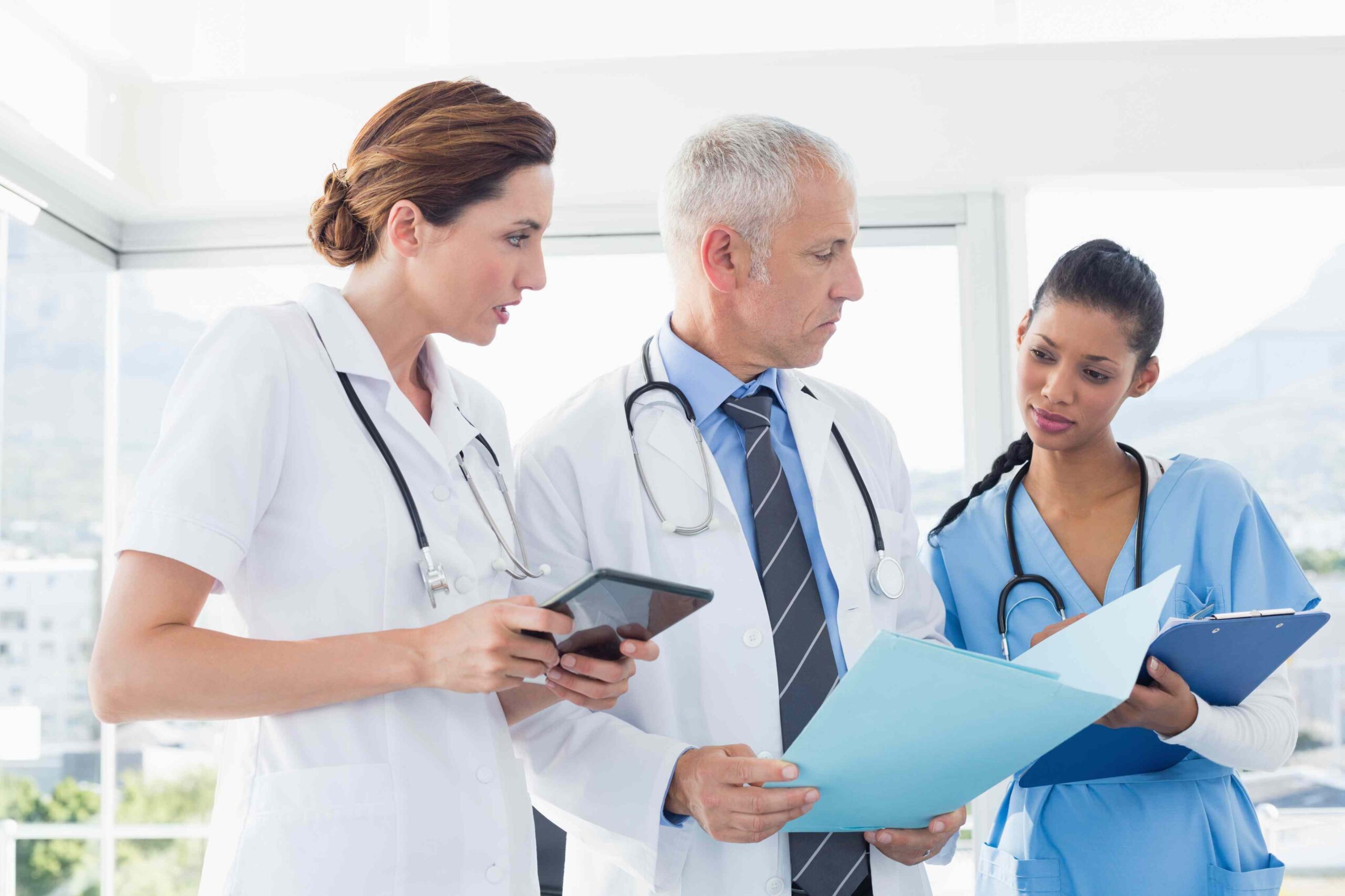 Teammeeting im Klinikalltag: Pflegefachkräfte stimmen sich ab