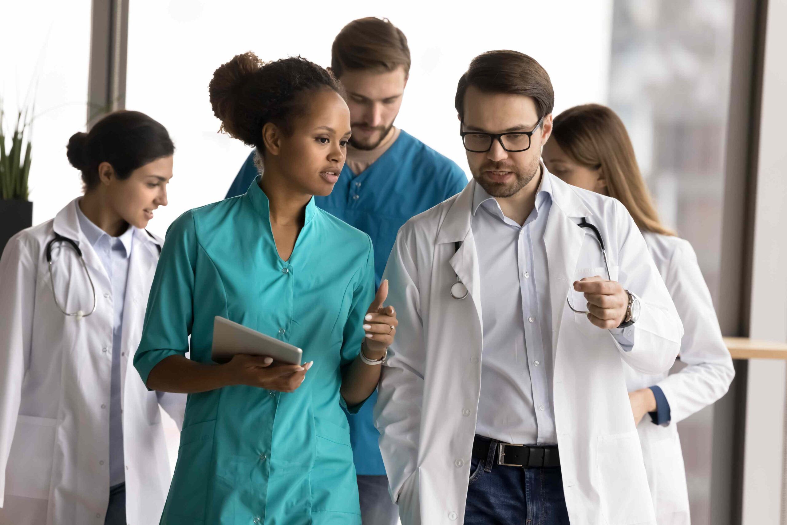 Pflegefachkräfte und Leitung im Teamgespräch zur Einsatzplanung