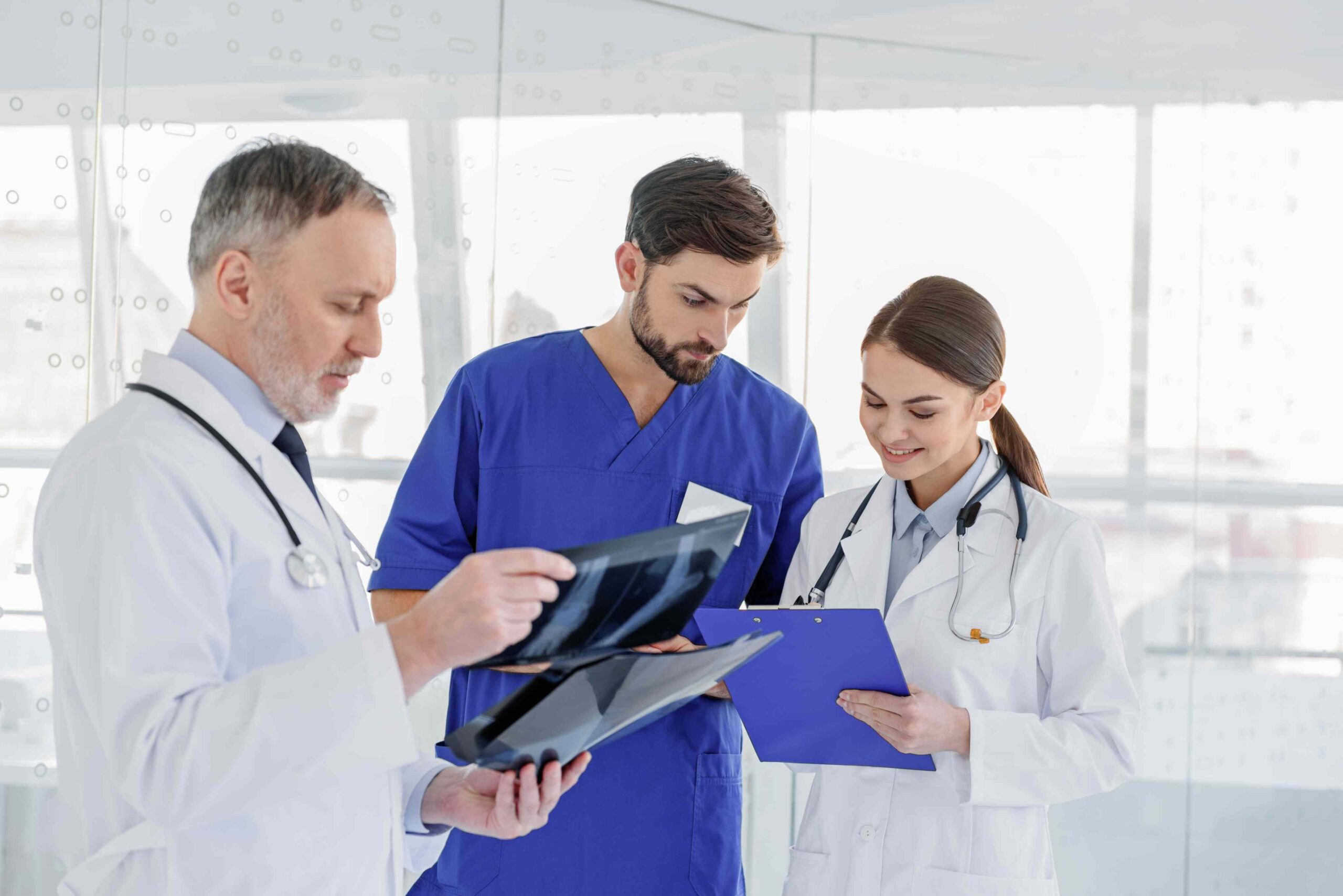 Teammeeting in der Pflege: Pflegefachkräfte und Leitung besprechen die Dienstplanung in Rosenheim