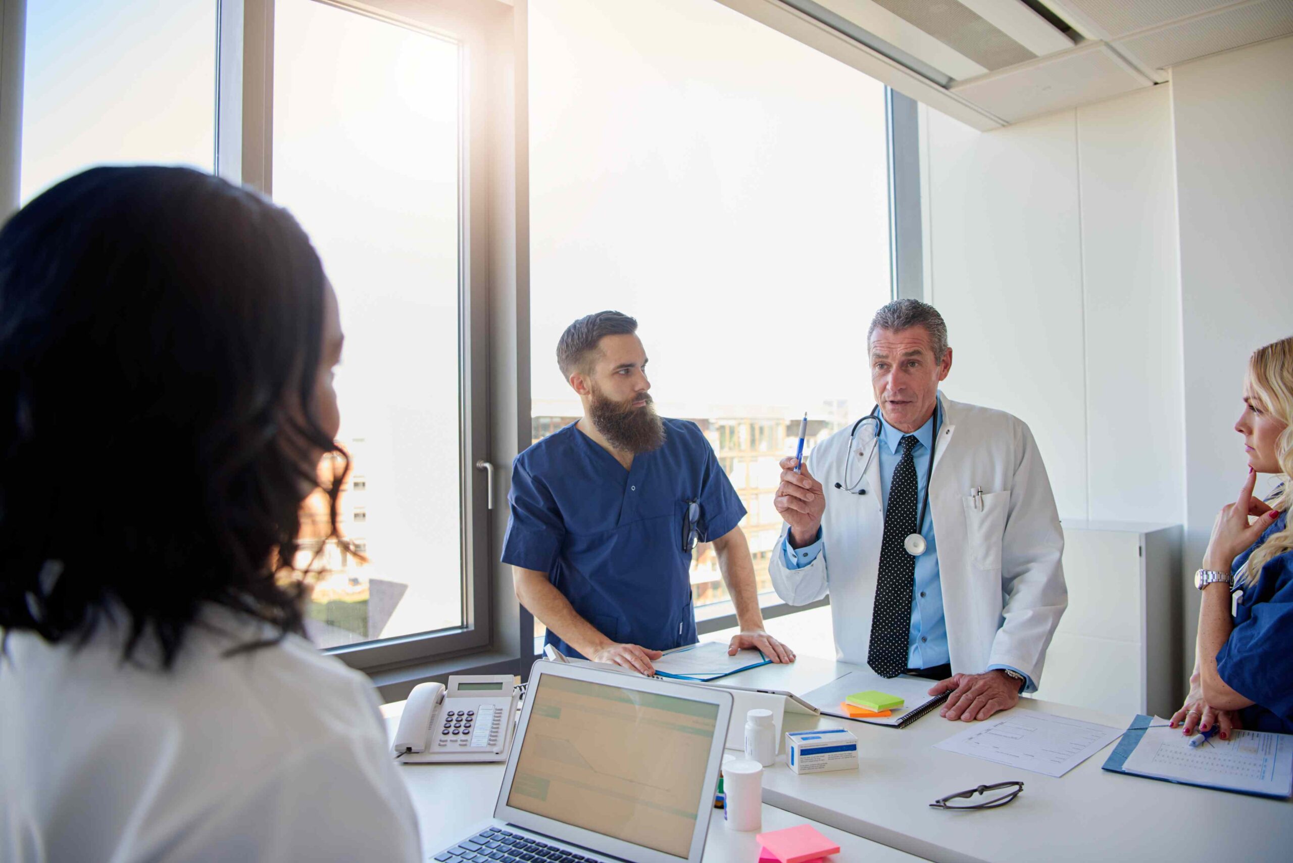 Pflegeteam bei der Übergabe: Strukturierte Zusammenarbeit im Saarland