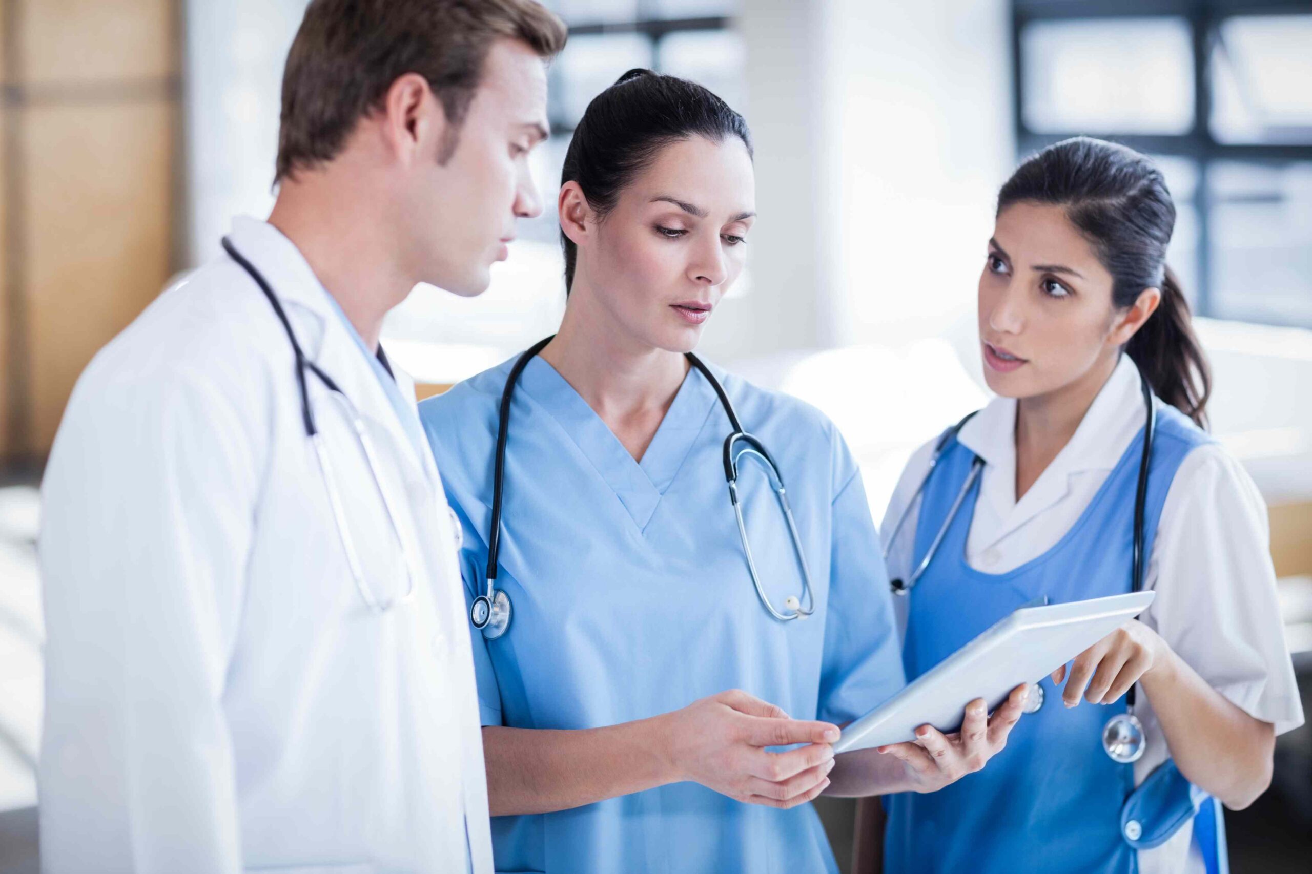 Teammeeting in der Pflege: Pflegefachkräfte und Leitung besprechen die Dienstplanung