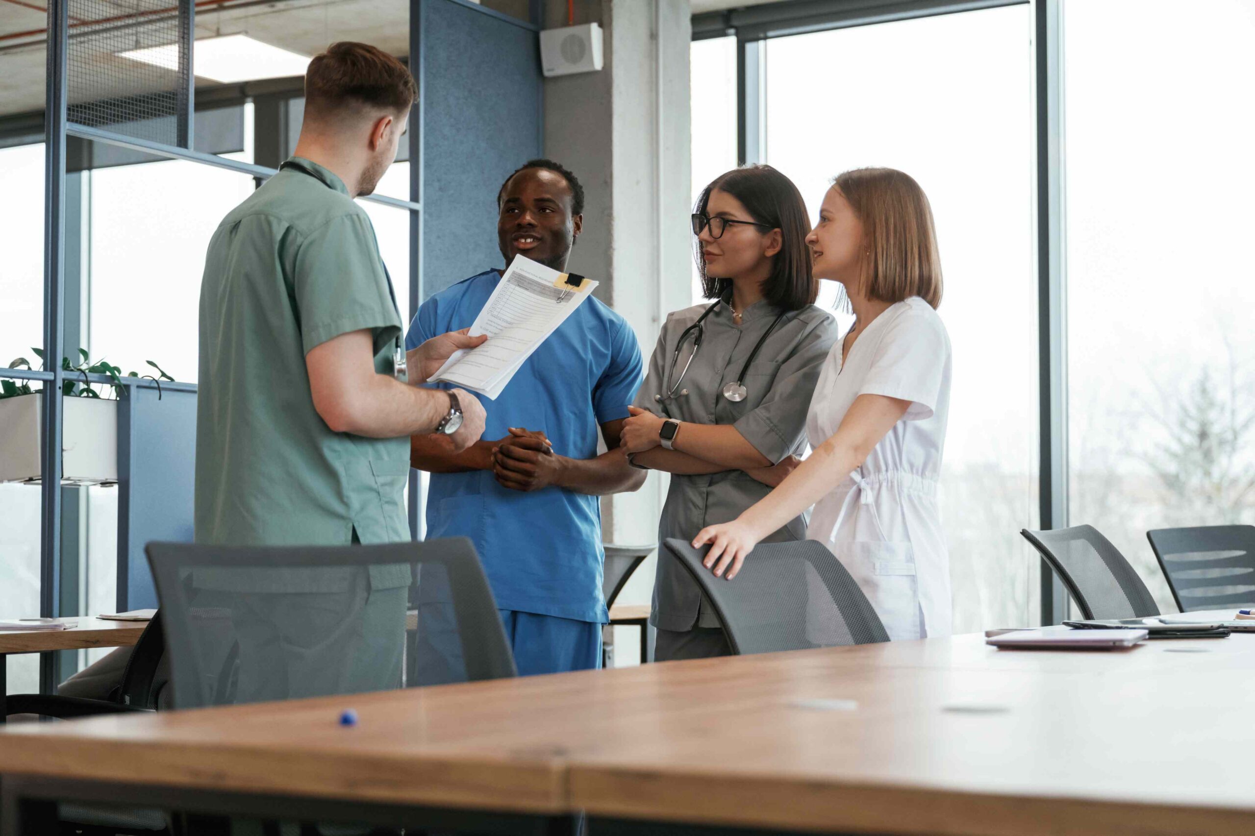 Pflegefachkräfte und Leitung besprechen die Dienstplanung