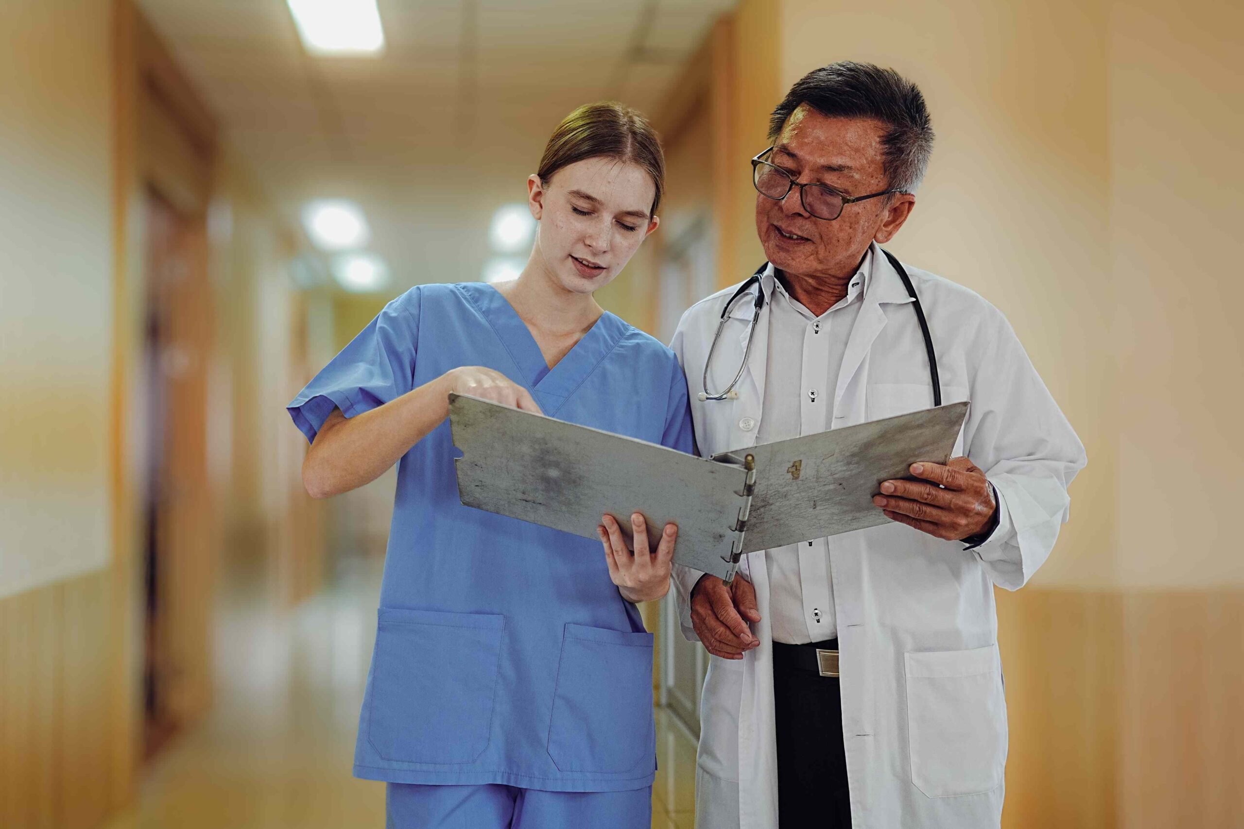 Übergabe in der Pflege: Team stimmt sich zur Versorgung ab