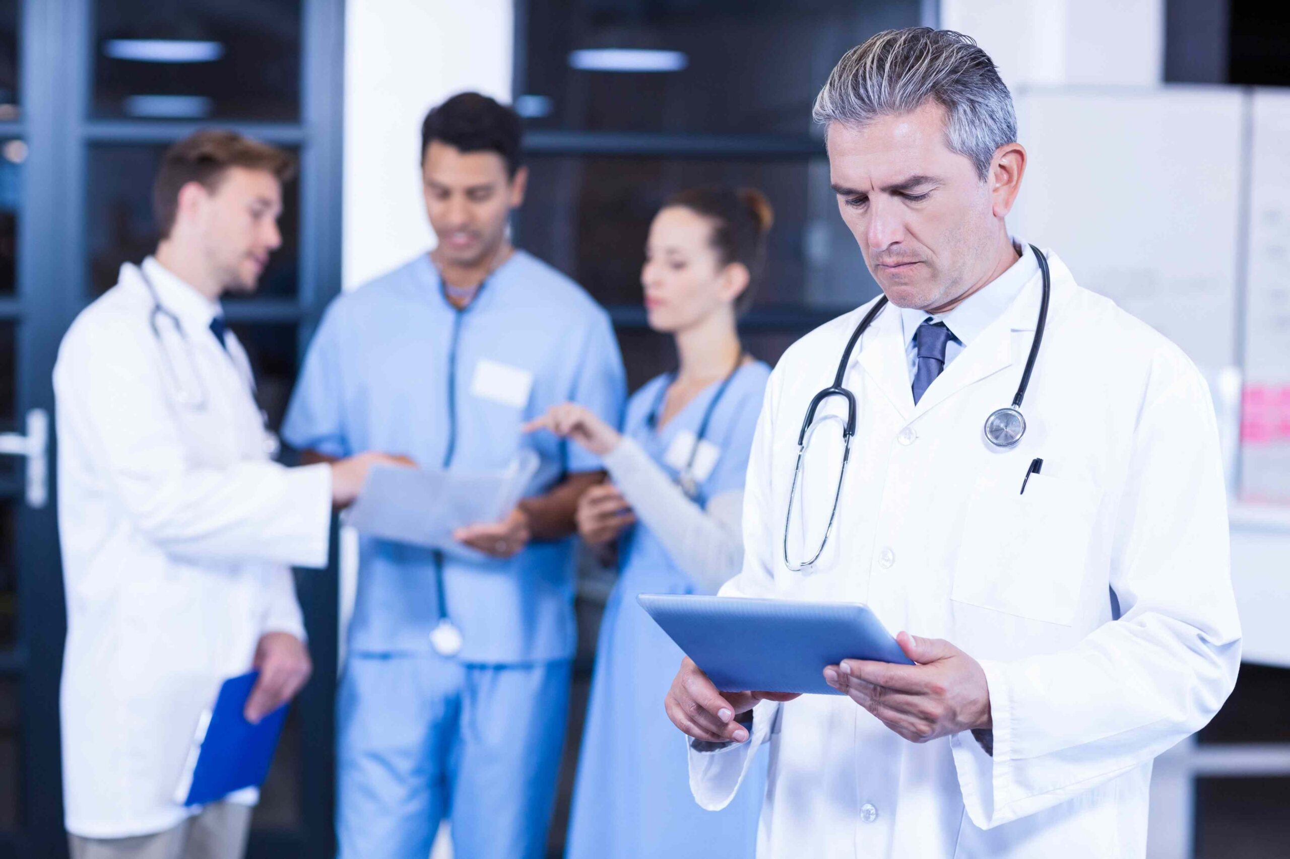 Pflegefachkräfte im Teamgespräch – strukturierte Einsatzplanung