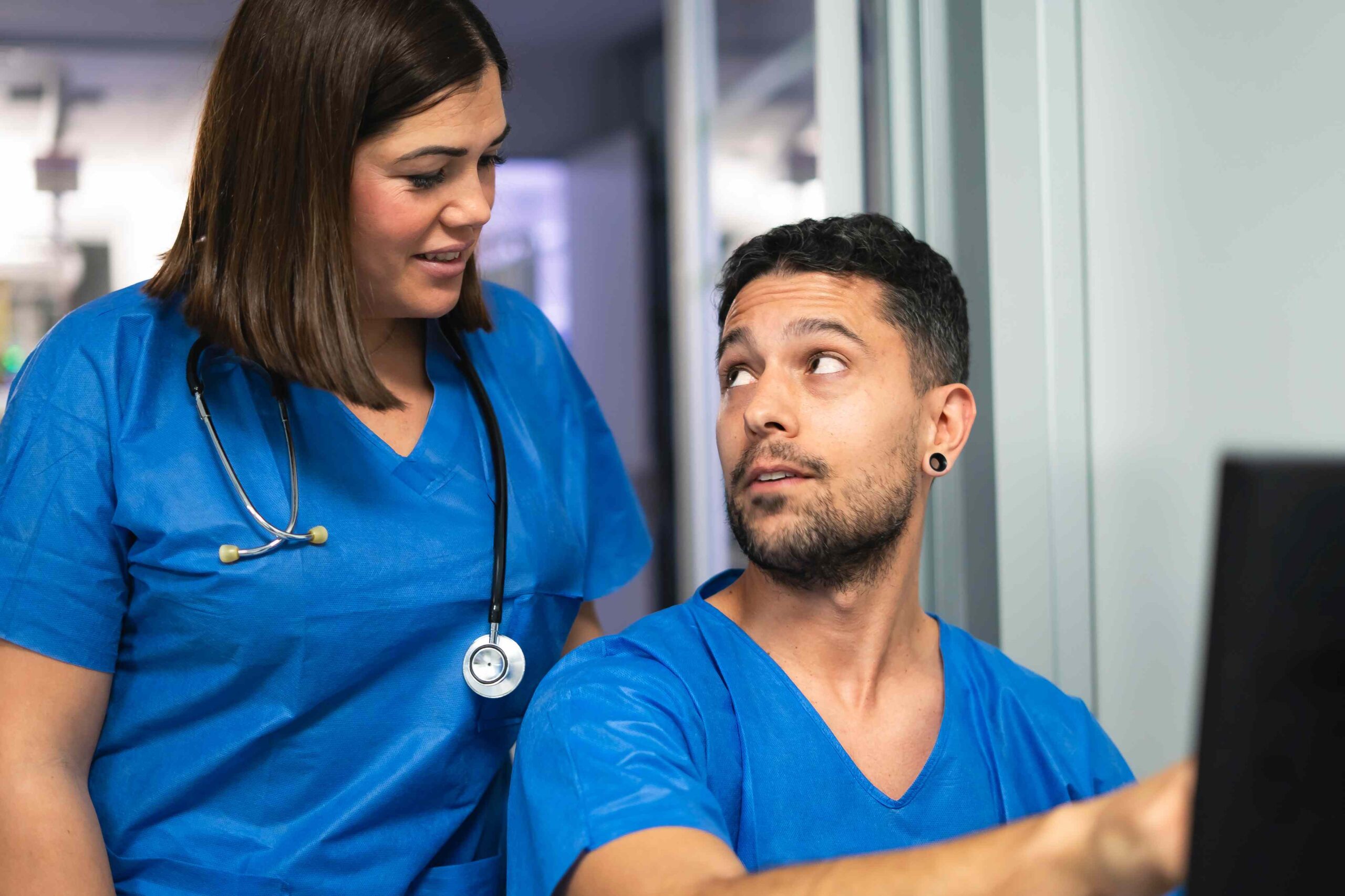 Teammeeting im Klinikalltag: Pflegefachkräfte stimmen sich ab