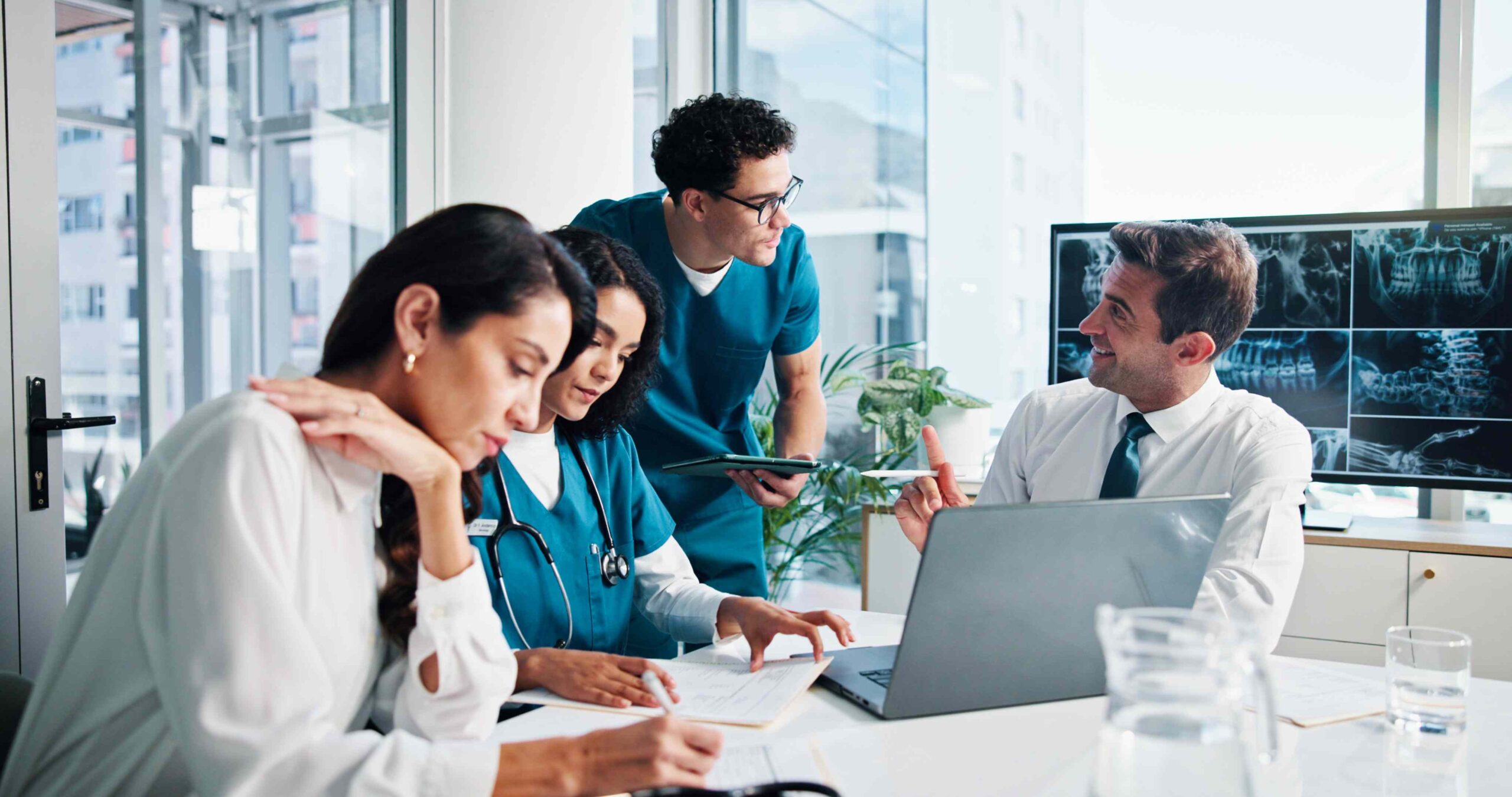 Pflege-Teammeeting: Abstimmung zu Dienstplan und Einarbeitung