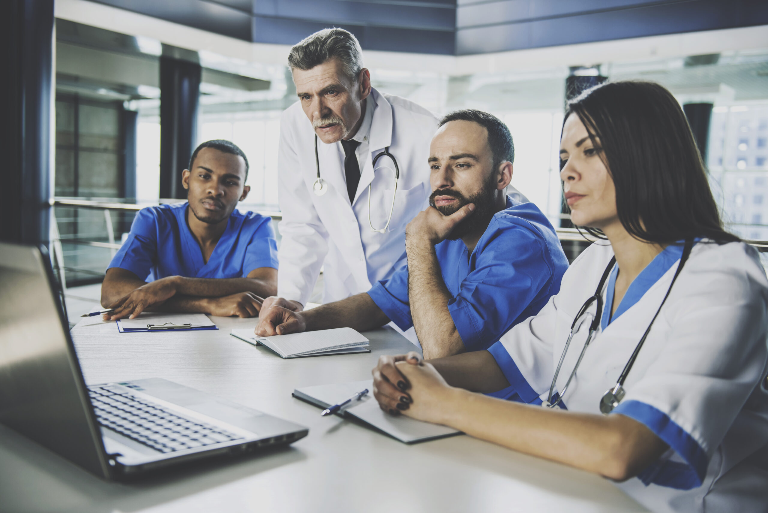 Pflege-Teammeeting: Abstimmung zu Dienstplan und Einarbeitung in Saarlouis