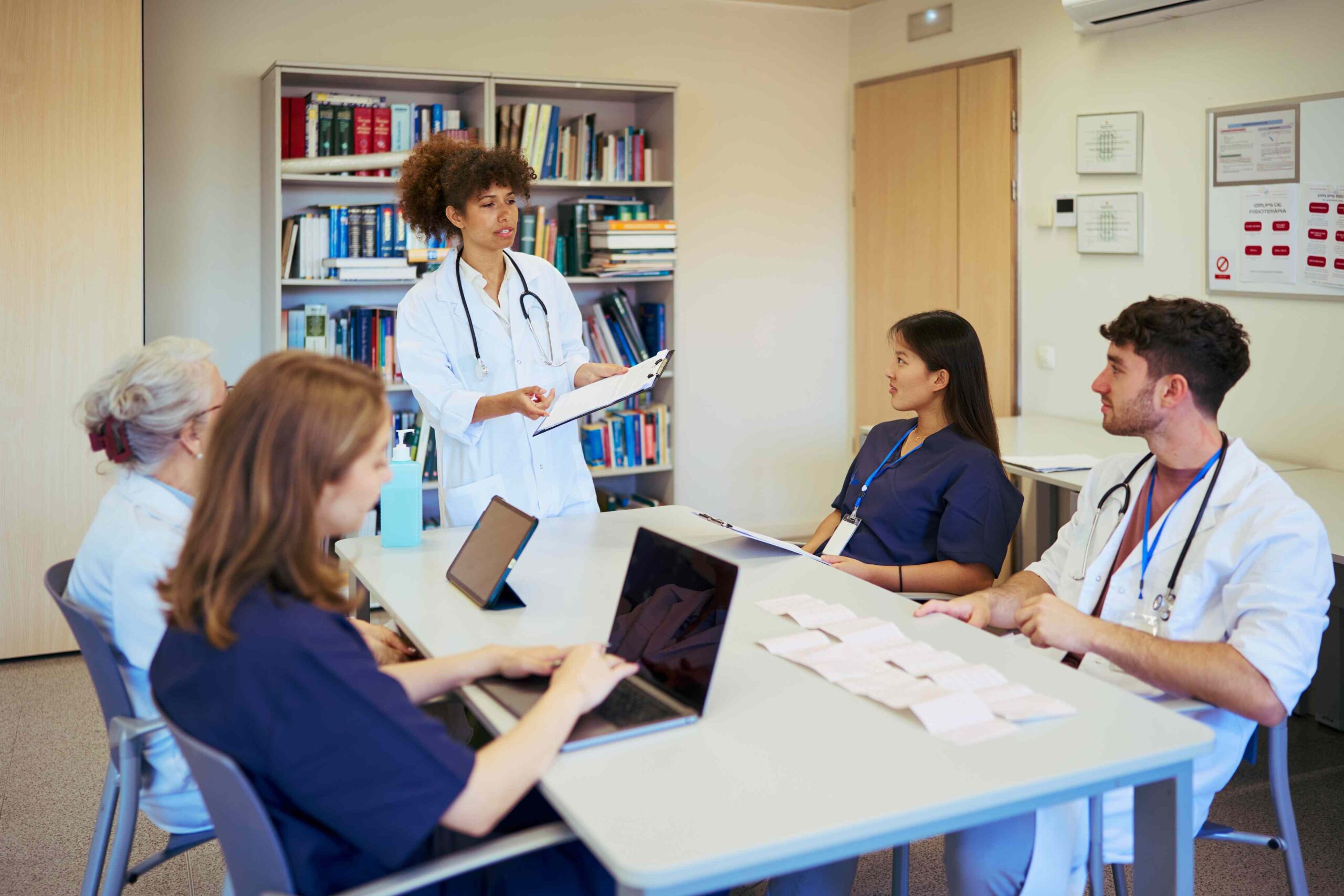 Pflegefachkräfte und Leitung besprechen die Einsatzplanung