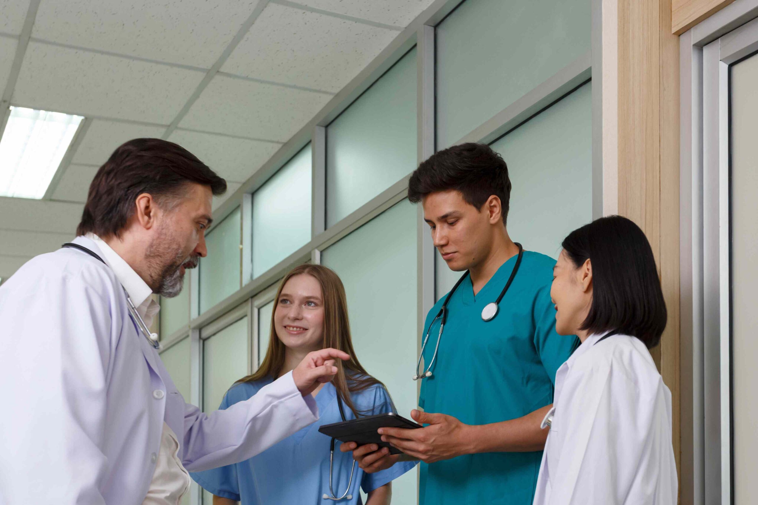 Teammeeting im Klinikalltag: Pflegefachkräfte stimmen sich ab