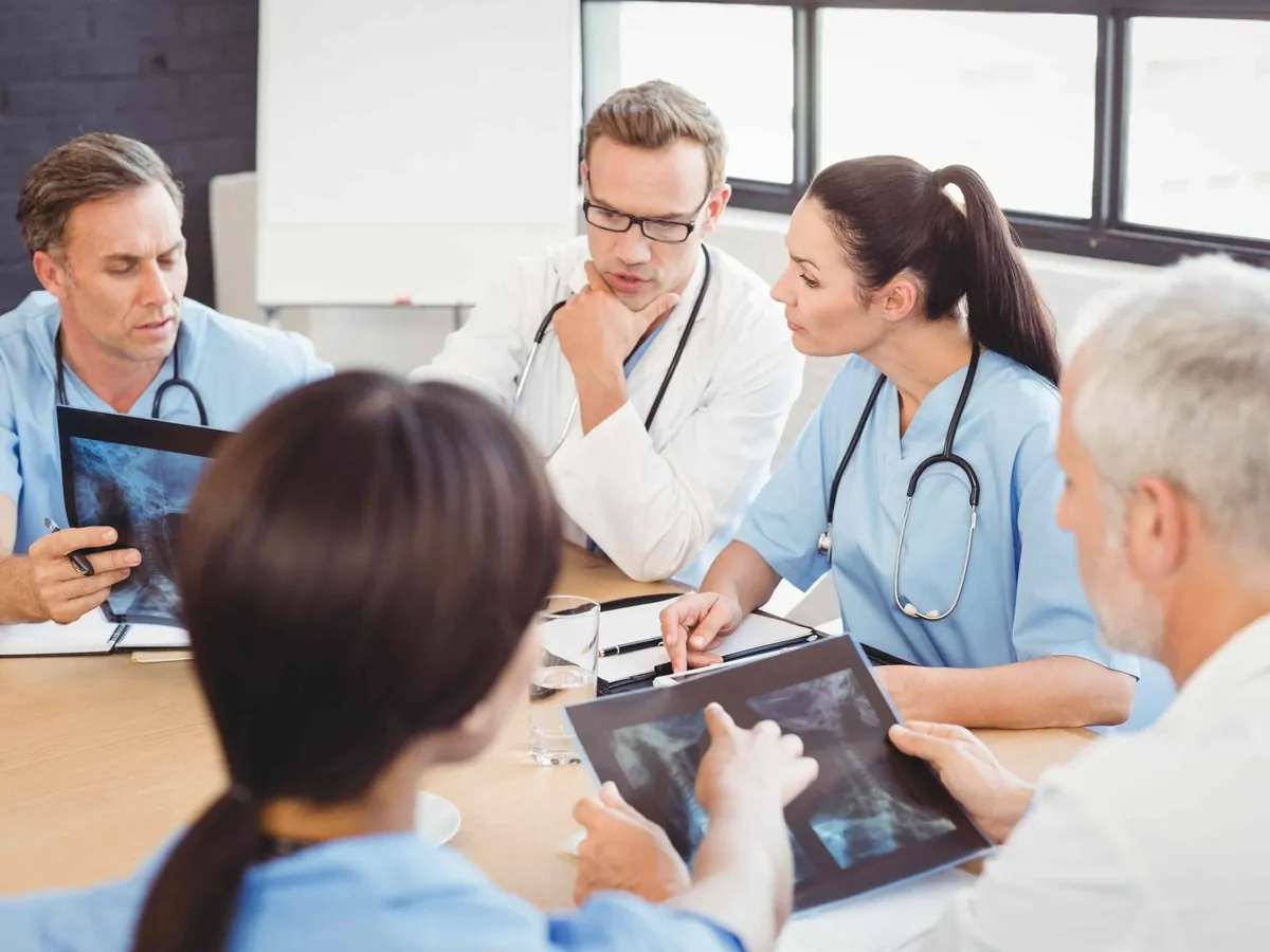 Teammeeting im Klinikalltag: Pflegefachkräfte stimmen sich ab