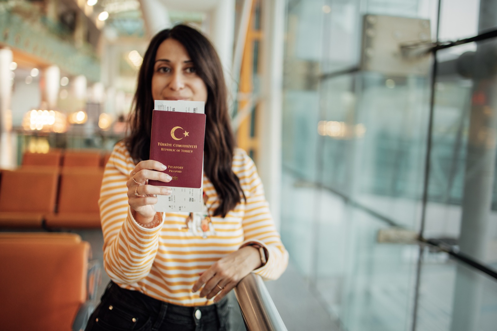 Pflegefachkraft mit Reisepass vor der Abreise nach Deutschland