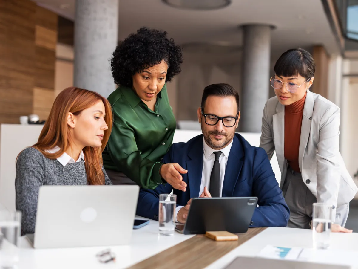 Team von DIH Recruiting bei der Besprechung
